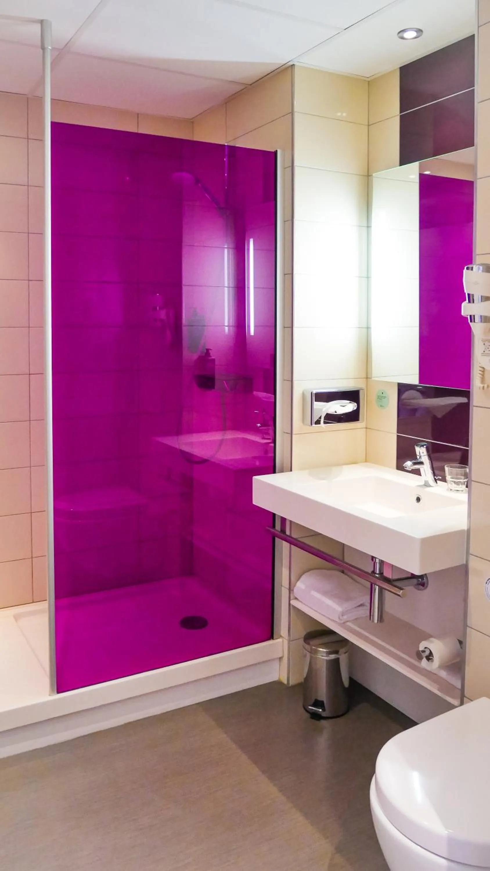 Bathroom in ibis Styles Montbéliard