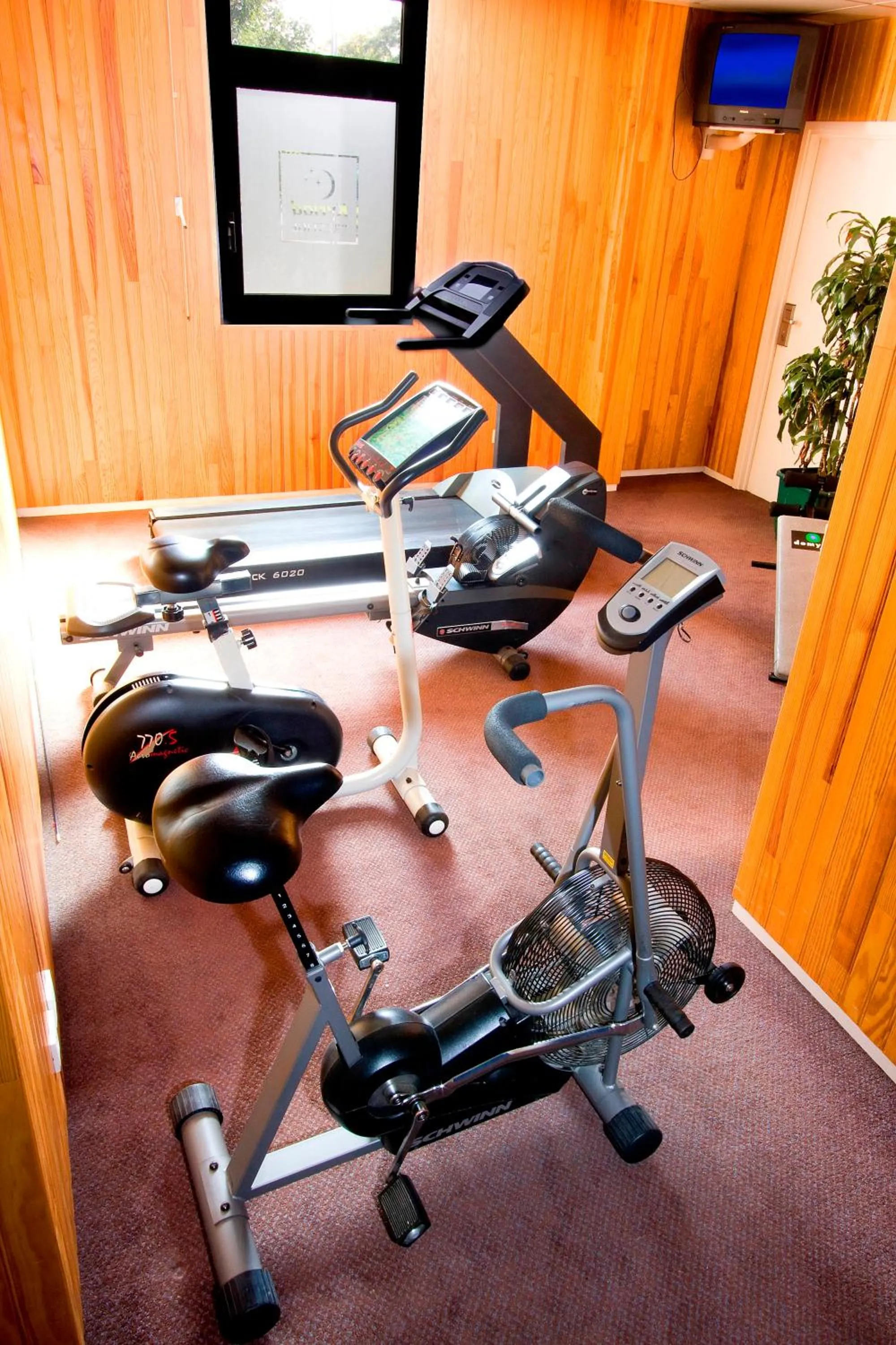 Fitness centre/facilities in Campanile Blanc-Mesnil