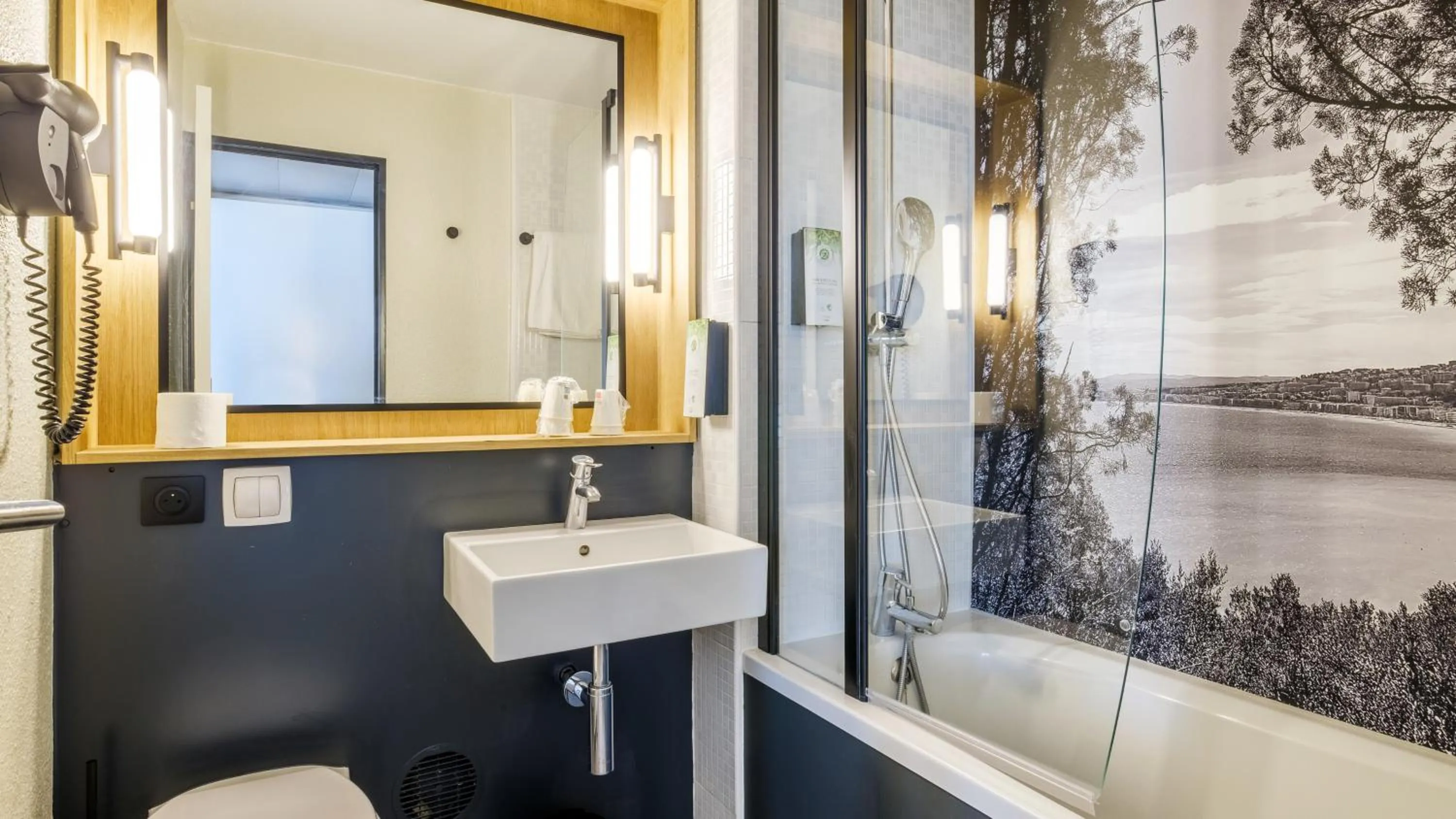 Shower in Campanile Blanc-Mesnil