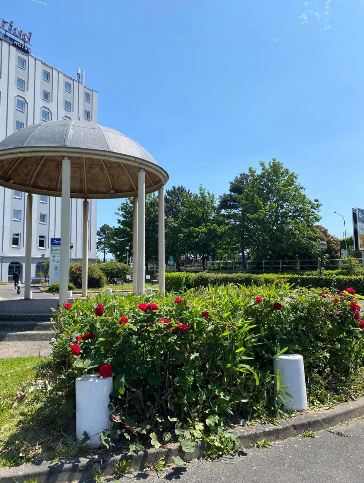 Facade/entrance in Campanile Blanc-Mesnil
