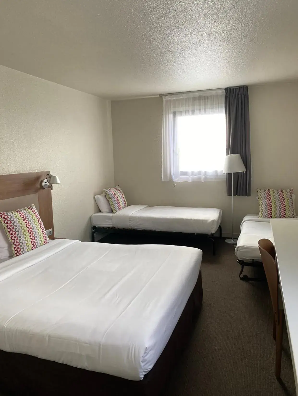 One Double Bed 2 Single Beds - single occupancy - Room Next Generation in Campanile Blanc-Mesnil One Double Bed 2 Single Beds - single occupancy - Room Next Generation in Campanile Blanc-Mesnil