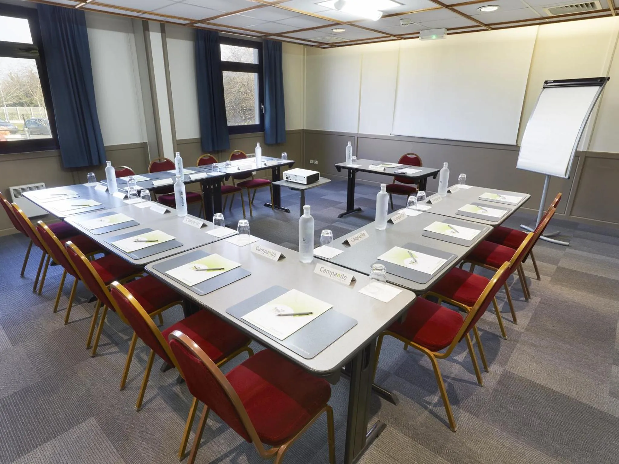 Business facilities in Campanile Blanc-Mesnil
