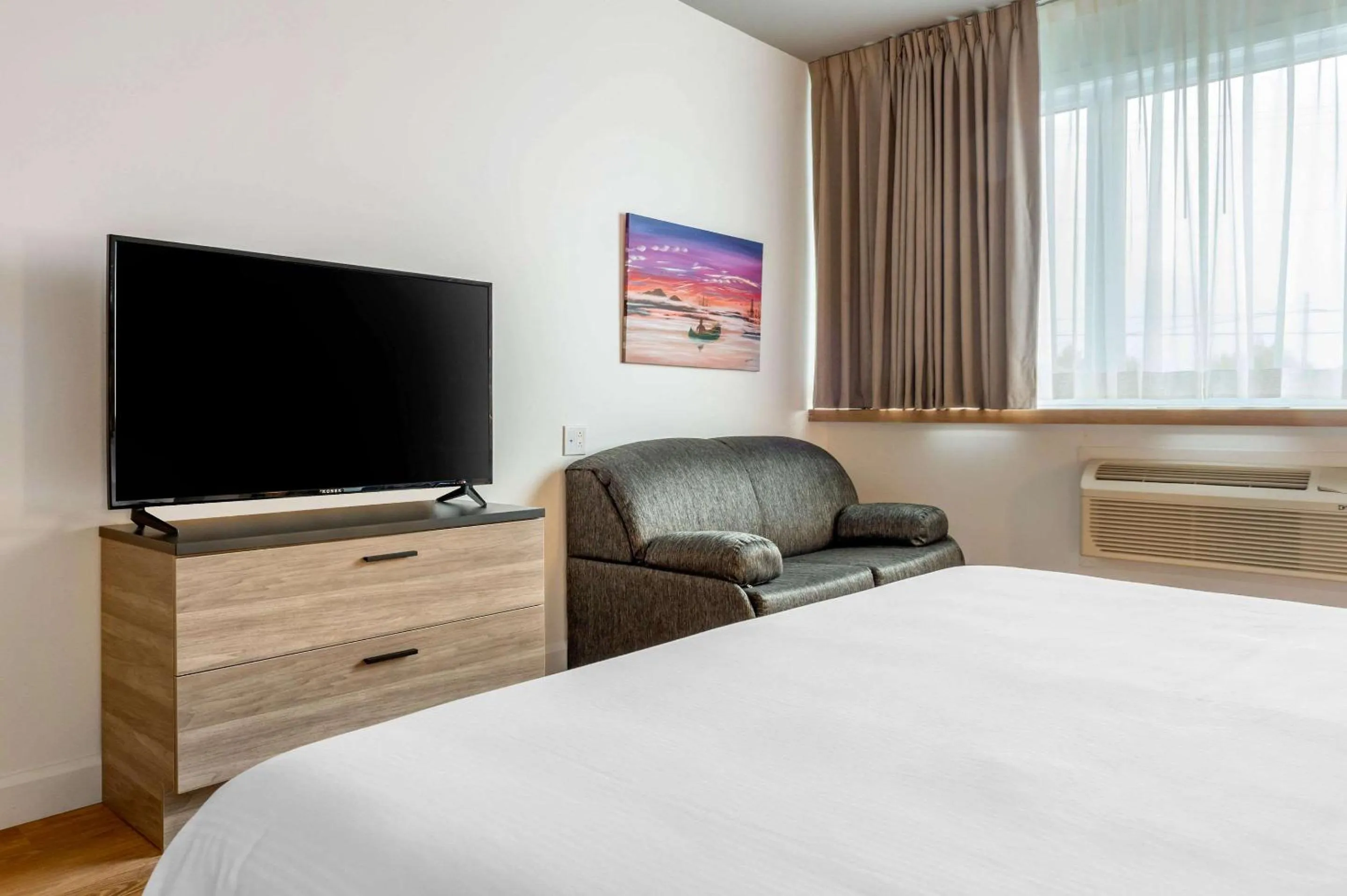 Photo of the whole room, Bed in Rodeway Inn