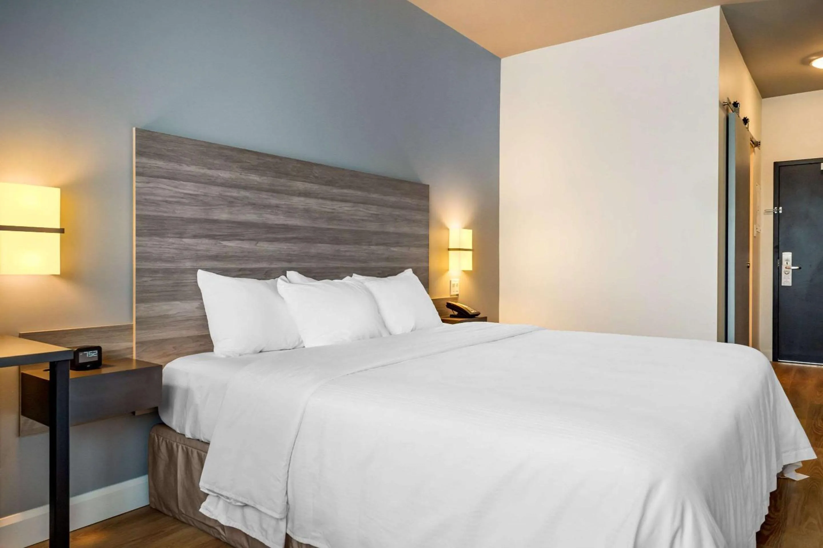 Photo of the whole room, Bed in Rodeway Inn