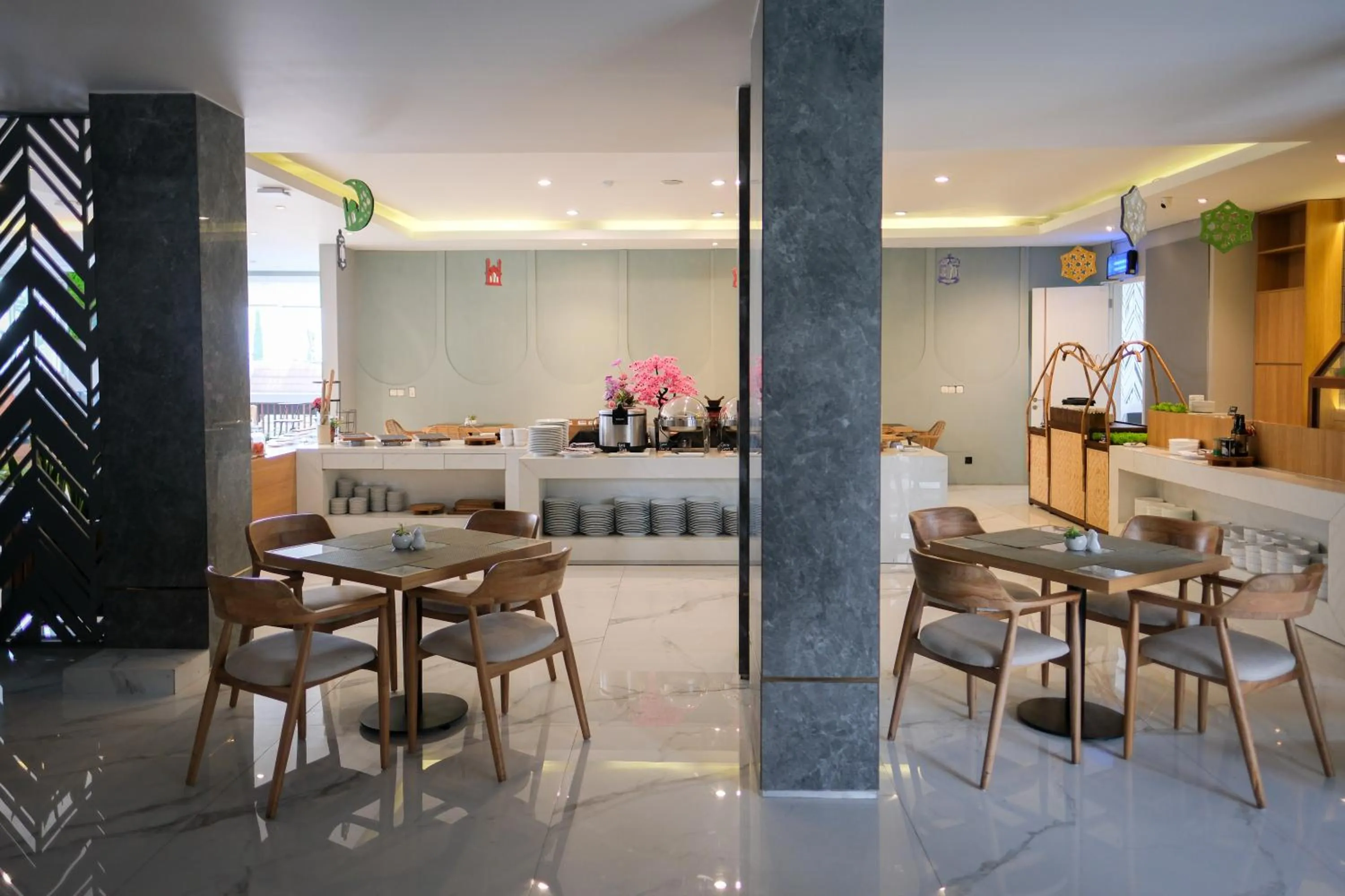 Restaurant/places to eat in Facade Hotel by Azana