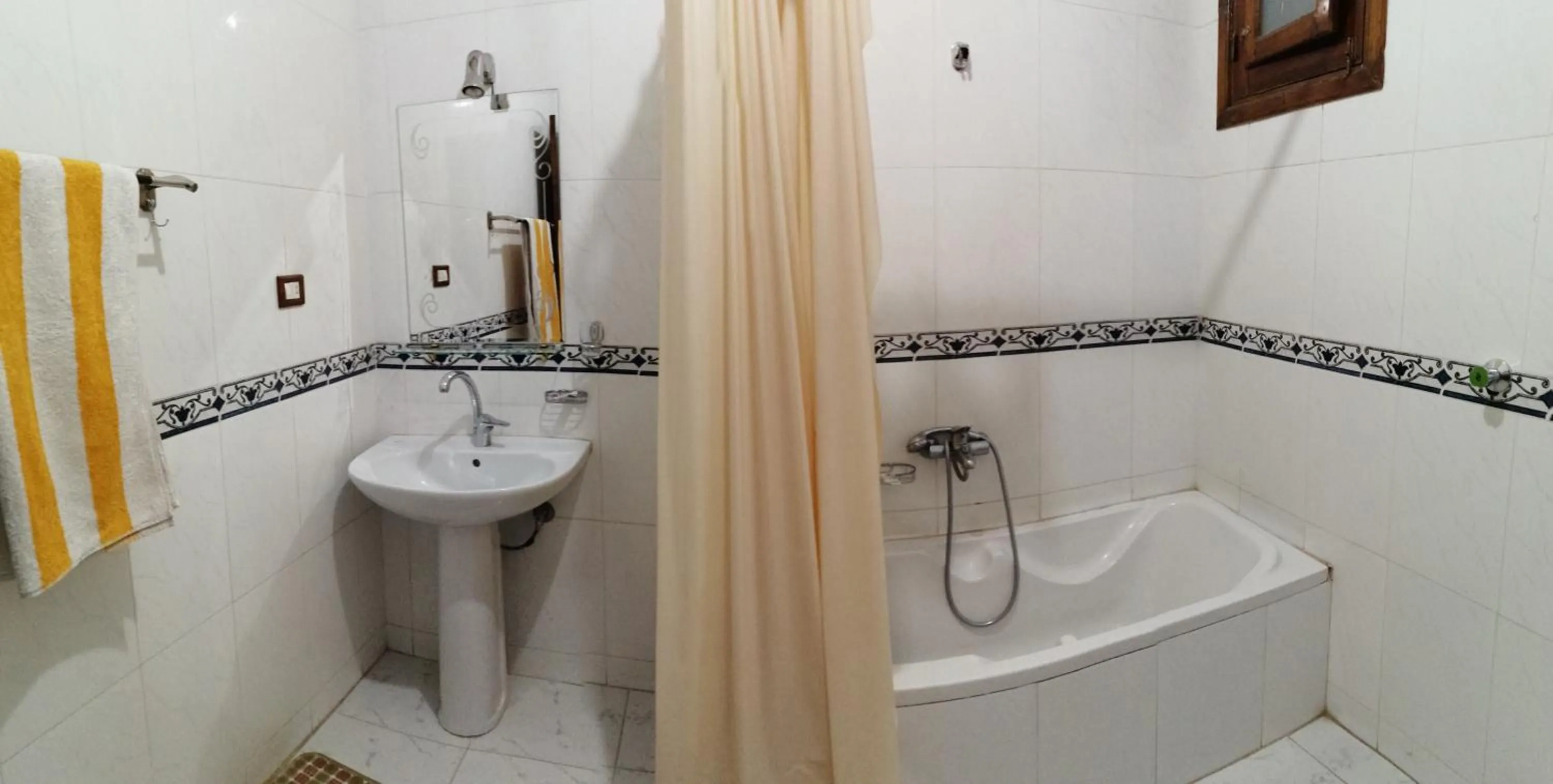 Shower in Al Hambra Hotel