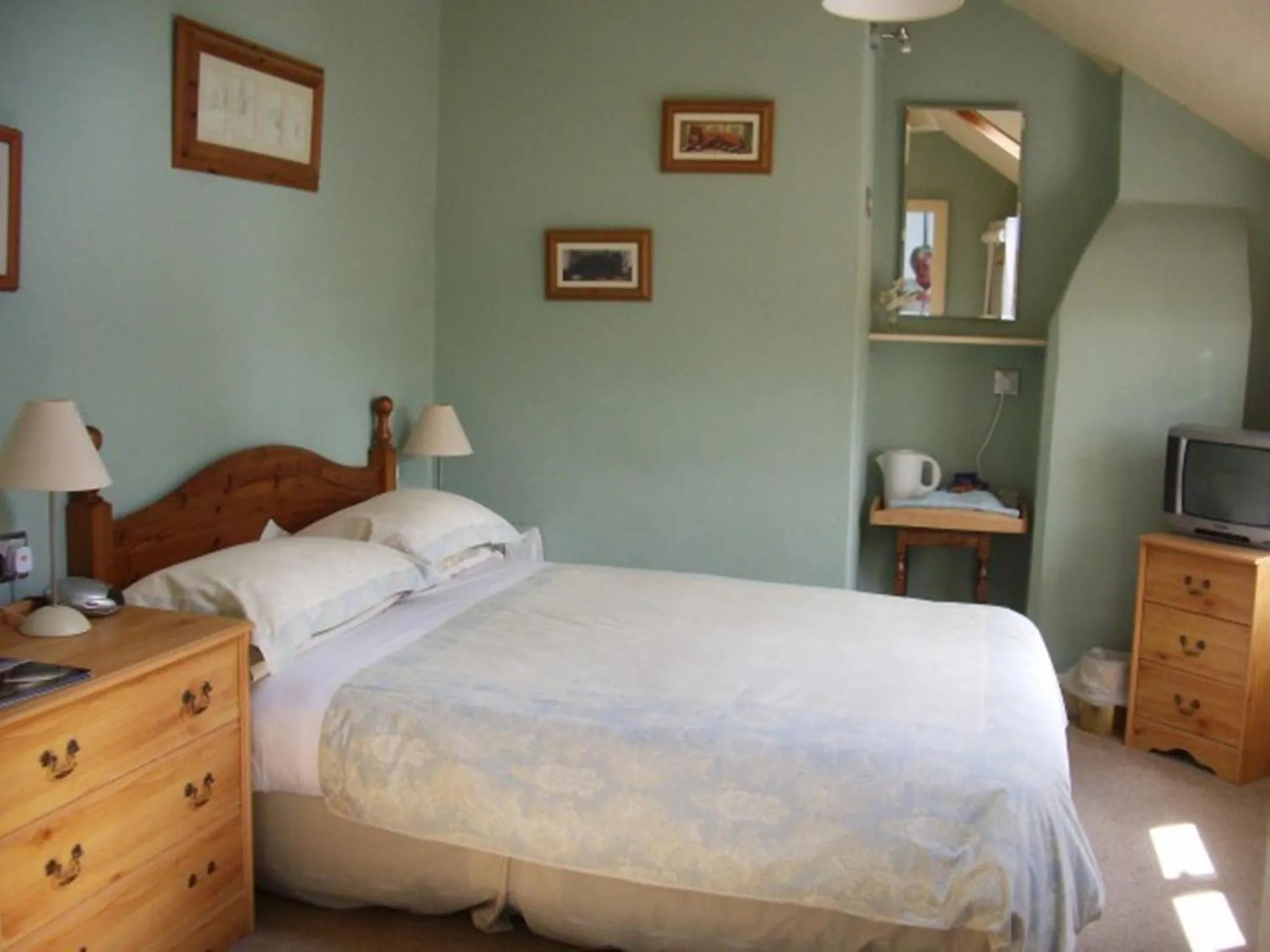 Photo of the whole room, Bed in Compton House