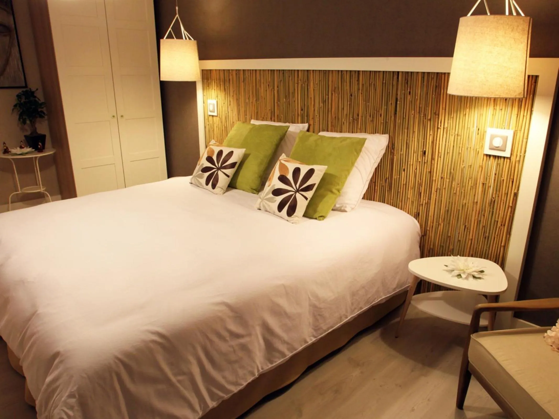 Photo of the whole room, Bed in Aux 5 Sens