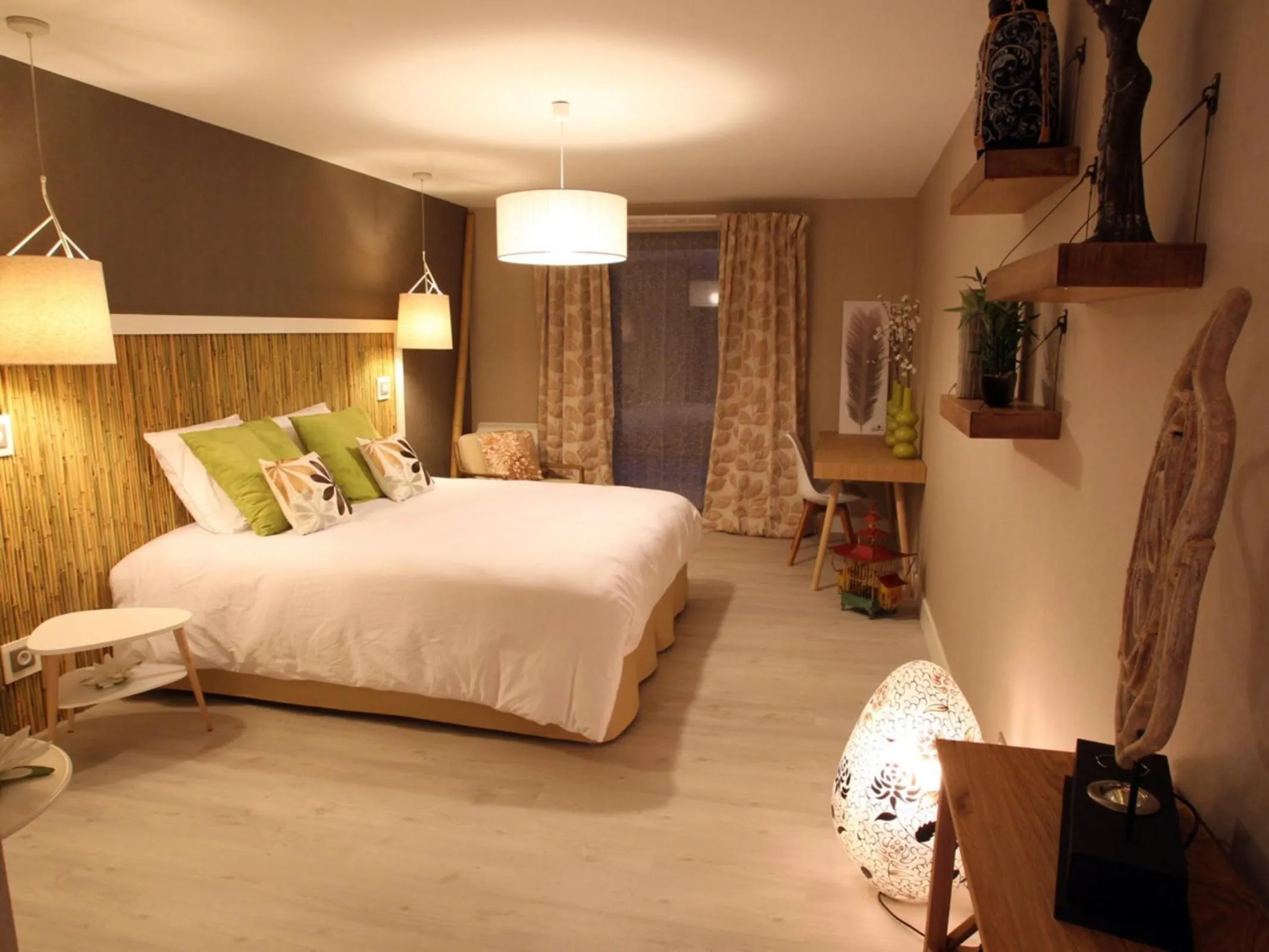 Photo of the whole room, Bed in Aux 5 Sens