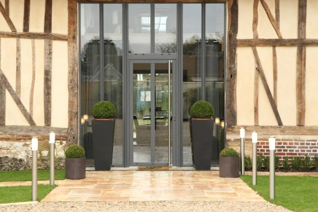 Facade/entrance in Aux 5 Sens