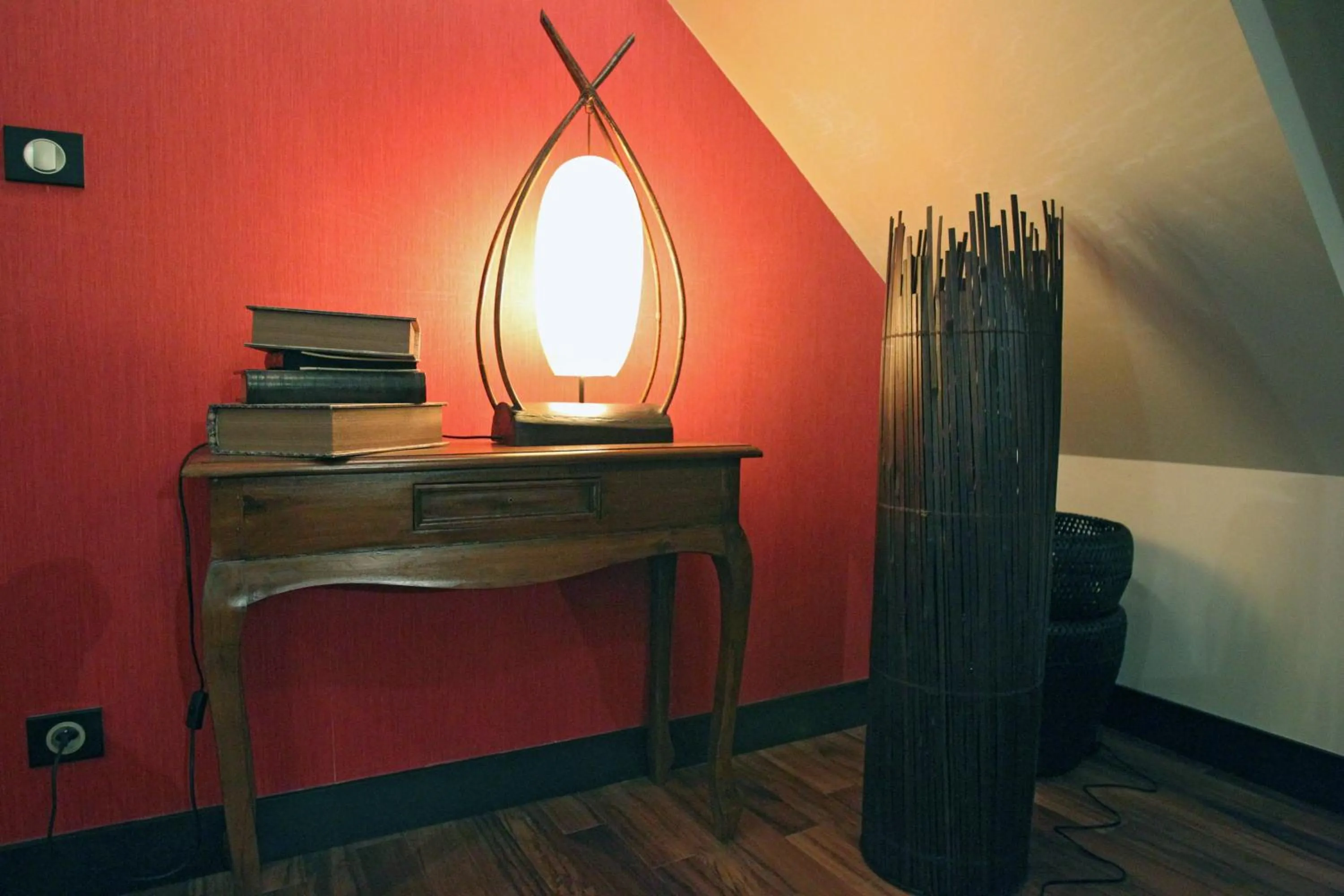 Decorative detail in Aux 5 Sens