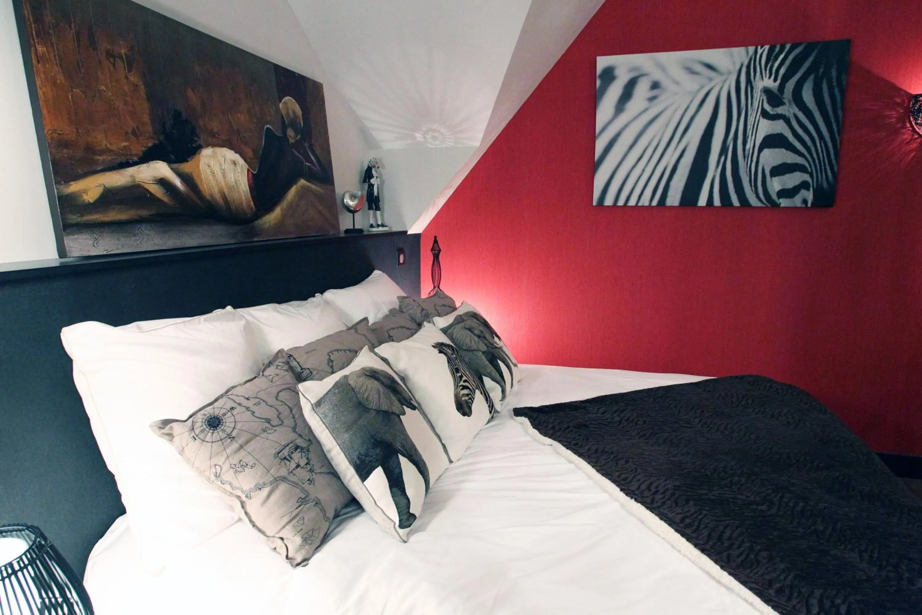 Photo of the whole room, Bed in Aux 5 Sens