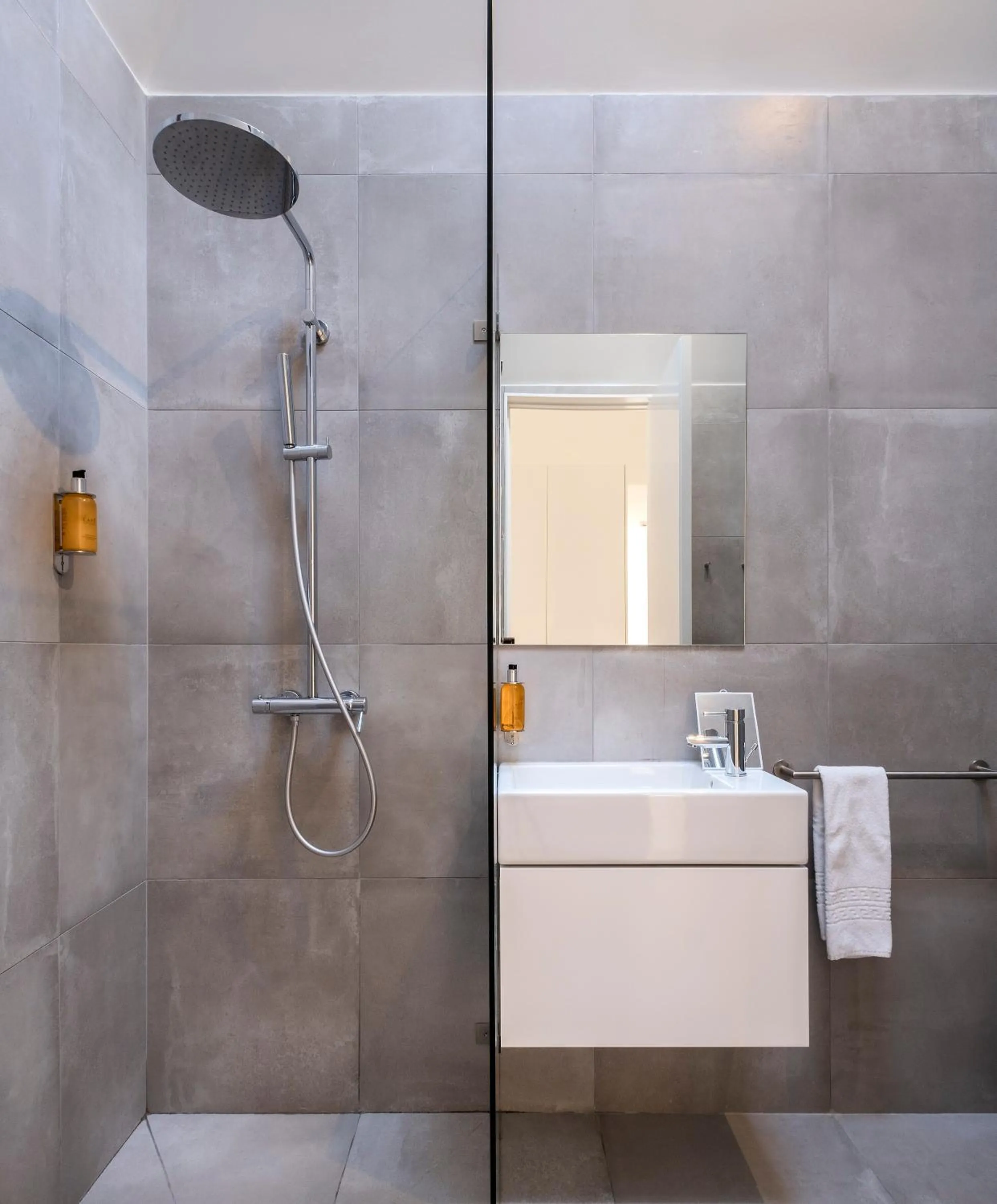 Shower in Aqua - Pópulo Eco Village