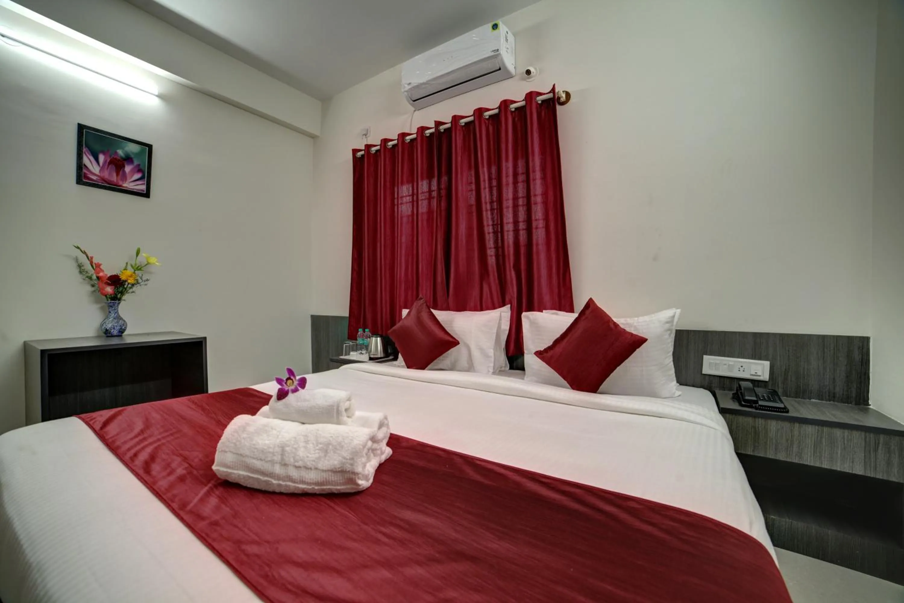 Bedroom, Bed in SM Royal Suites - Hotel near Kempegowda international Airport Bangalore