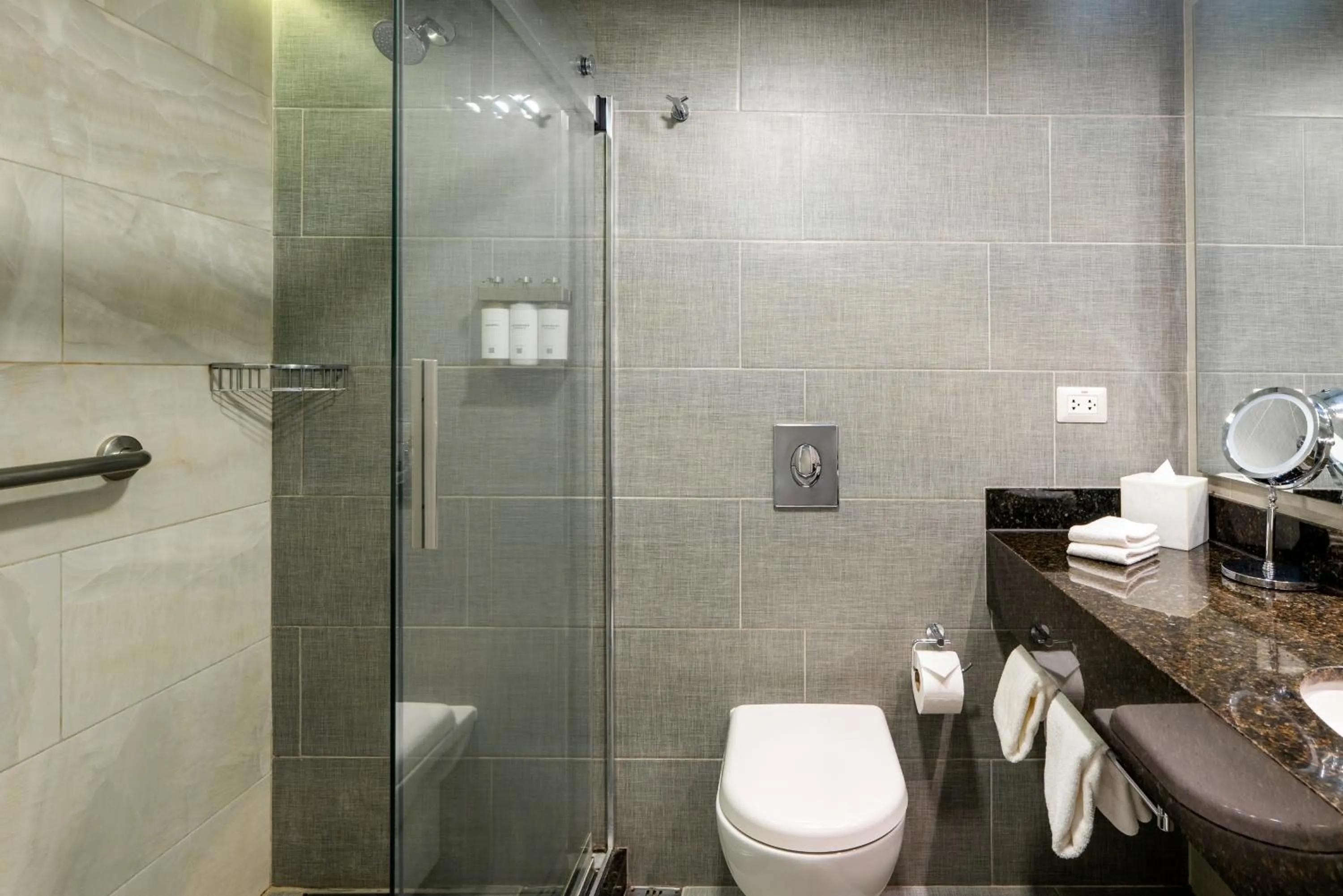 Shower in Los Tajibos, Santa Cruz de la Sierra, a Tribute Portfolio Hotel