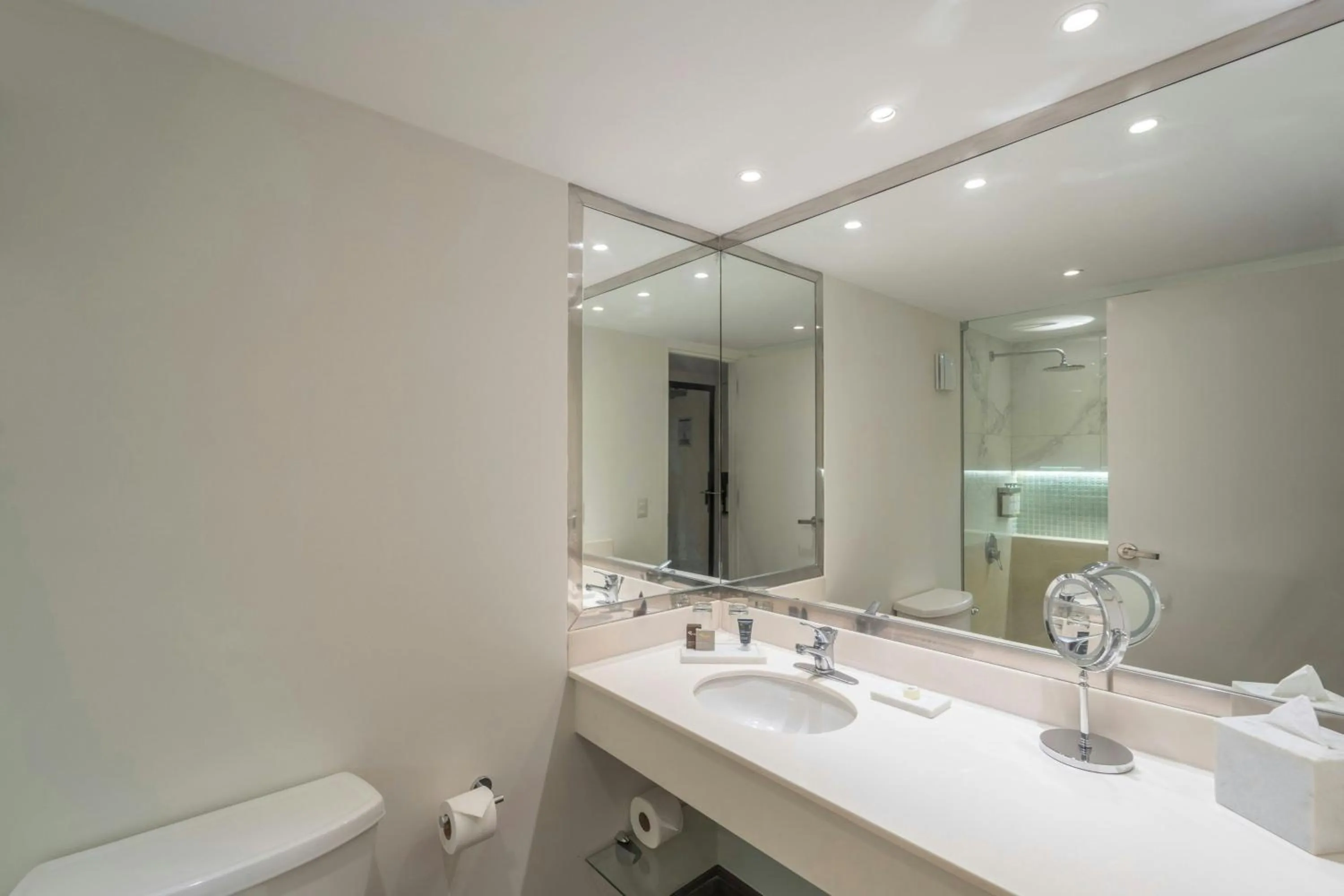 Bathroom in Los Tajibos, Santa Cruz de la Sierra, a Tribute Portfolio Hotel