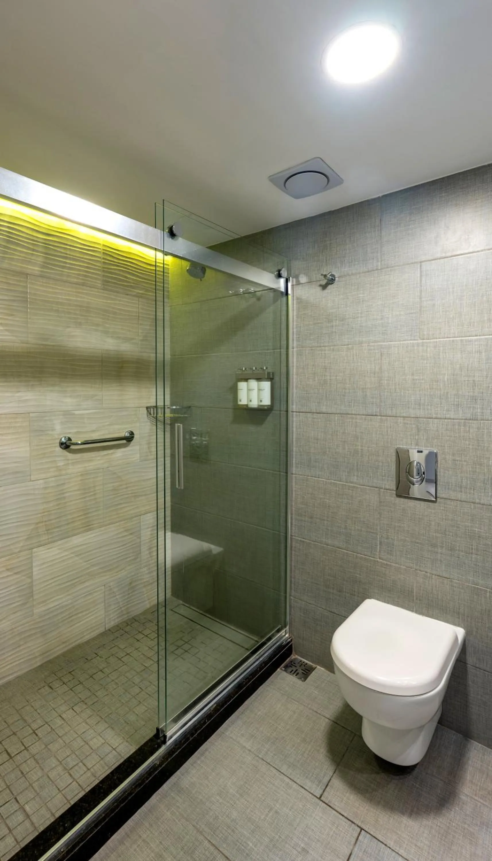 Shower in Los Tajibos, Santa Cruz de la Sierra, a Tribute Portfolio Hotel