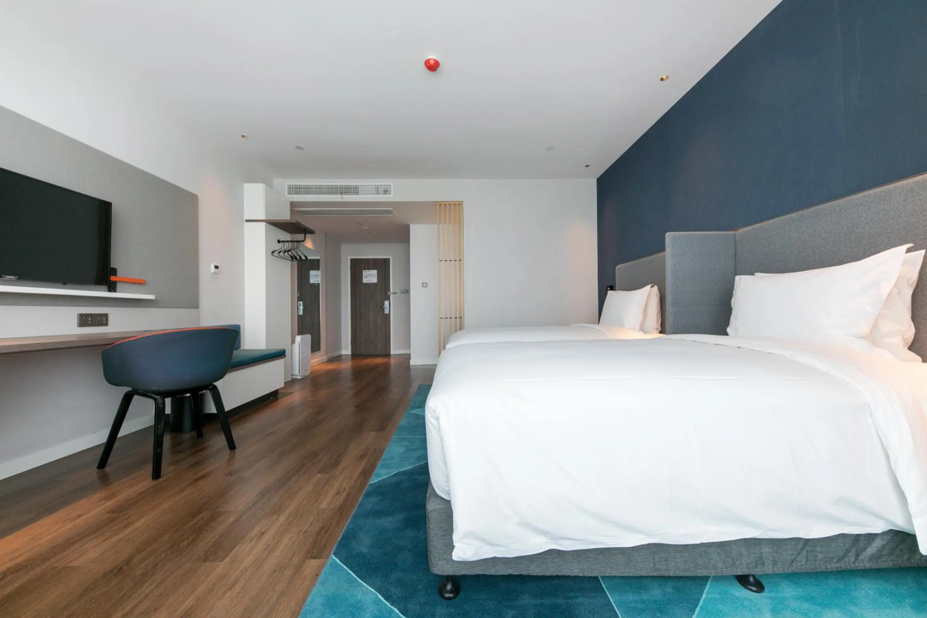 Photo of the whole room, Bed in Holiday Inn Express Shanghai Tangzhen, an IHG Hotel