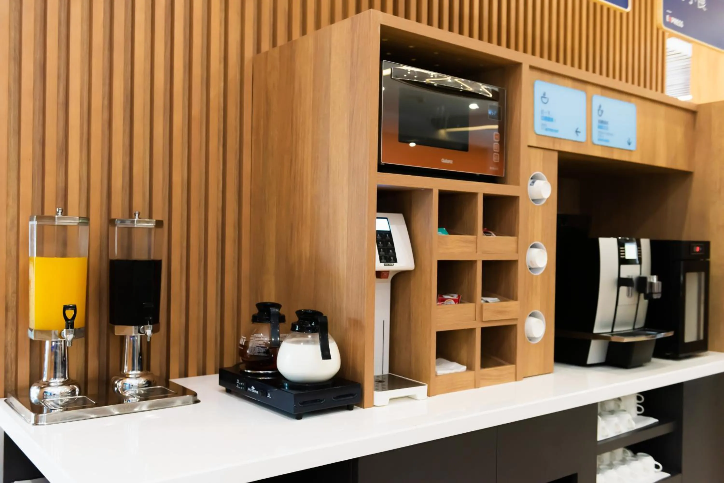 Restaurant/places to eat in Holiday Inn Express Shanghai Tangzhen, an IHG Hotel