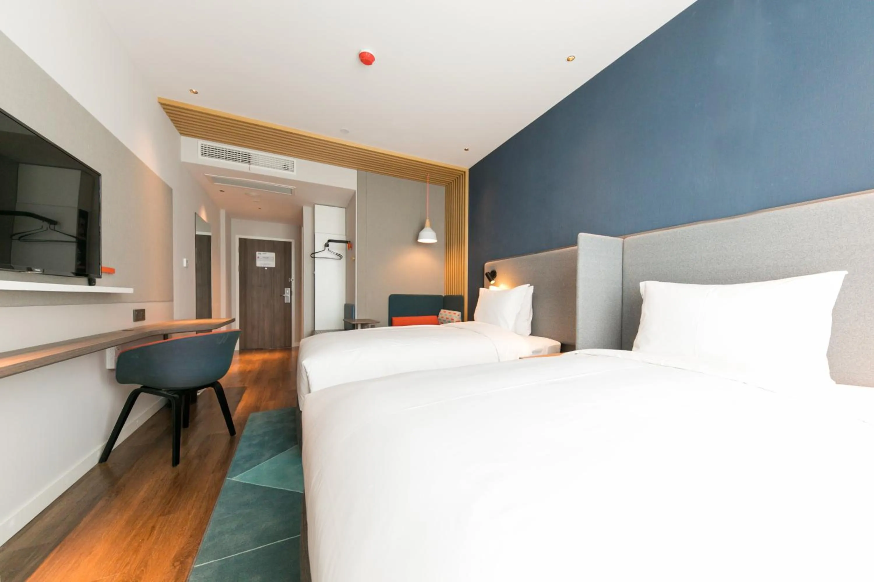 Photo of the whole room, Bed in Holiday Inn Express Shanghai Tangzhen, an IHG Hotel