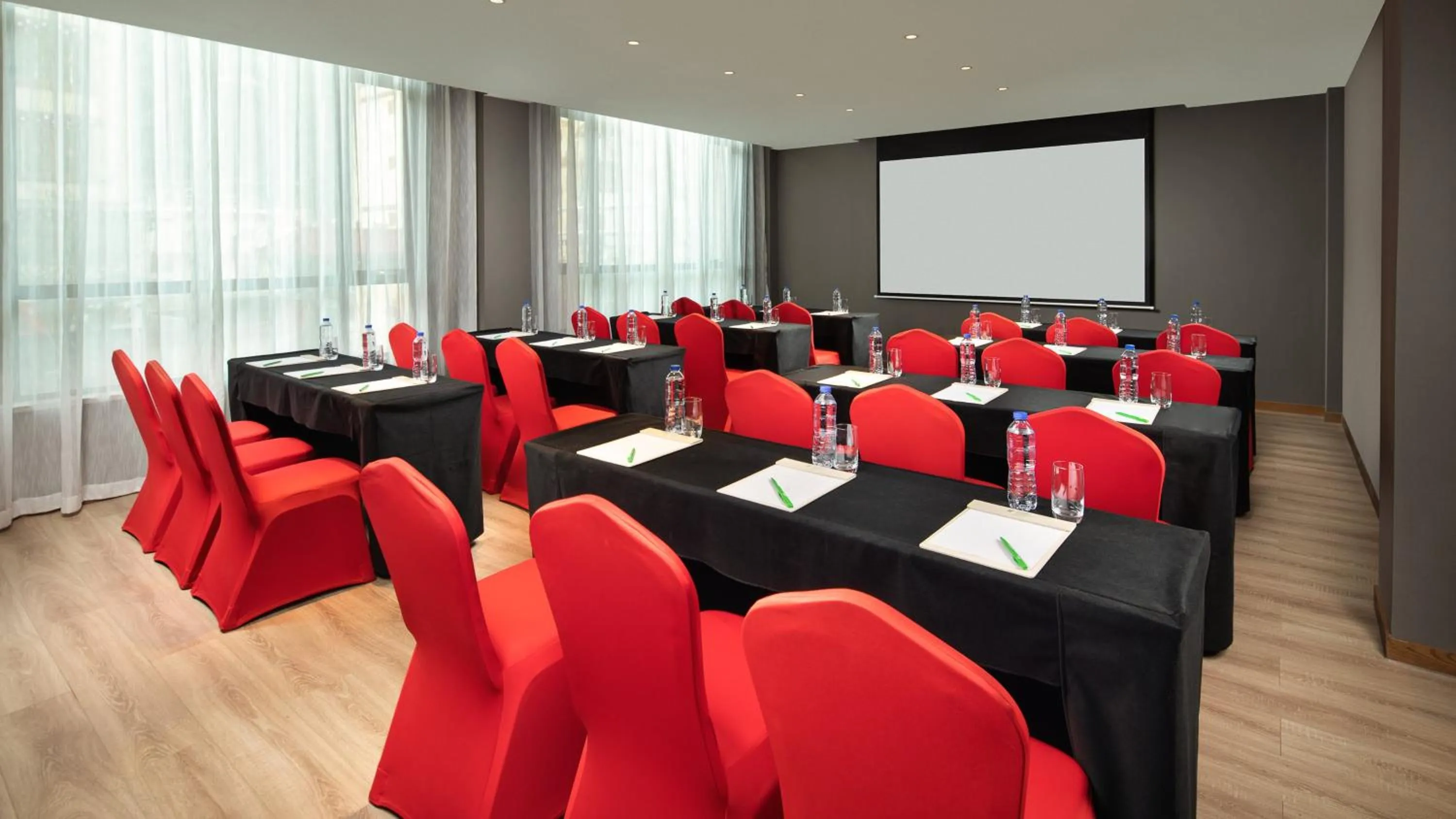 Meeting/conference room in Holiday Inn Batang by IHG