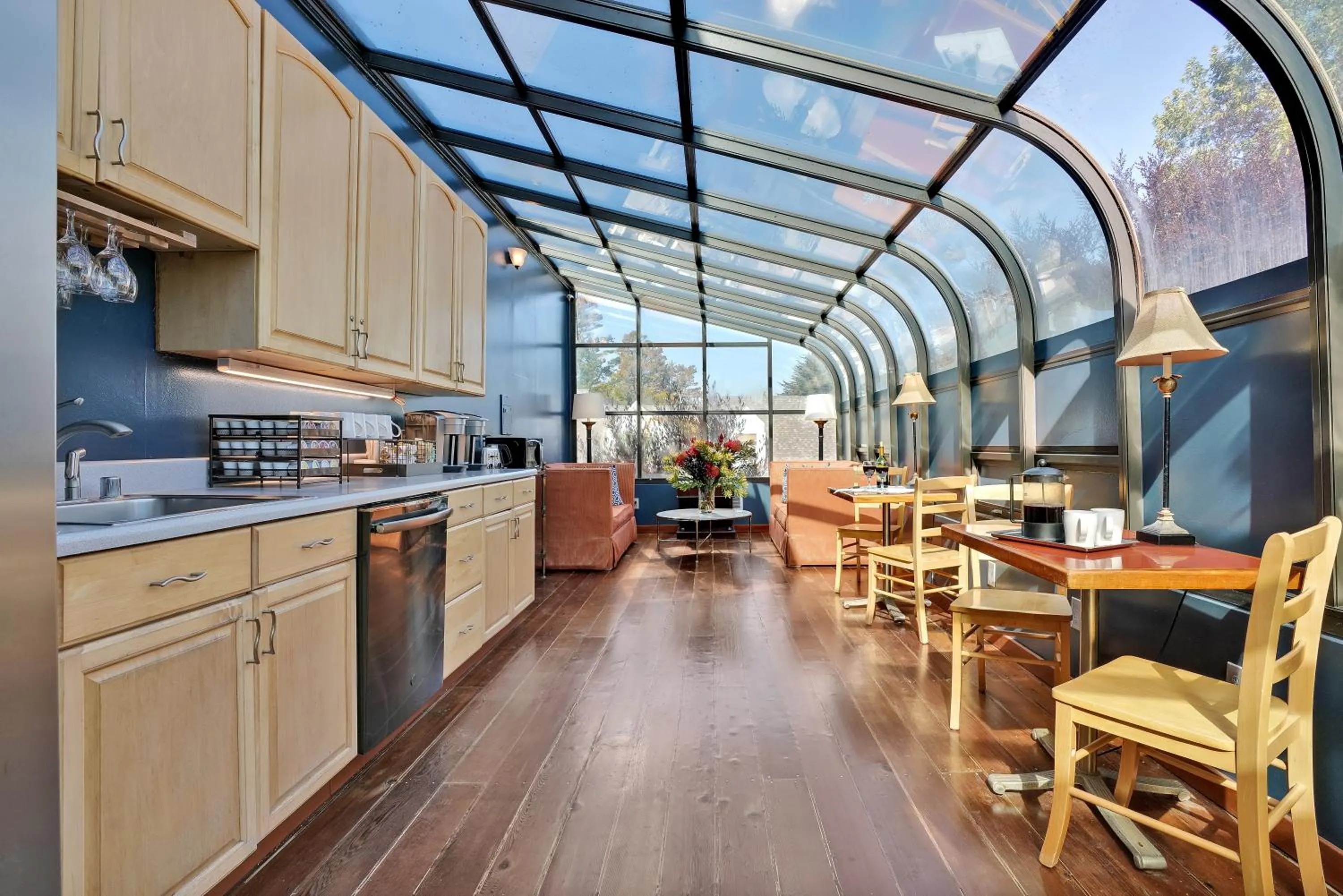 Communal lounge/ TV room in Bodega Bay Inn