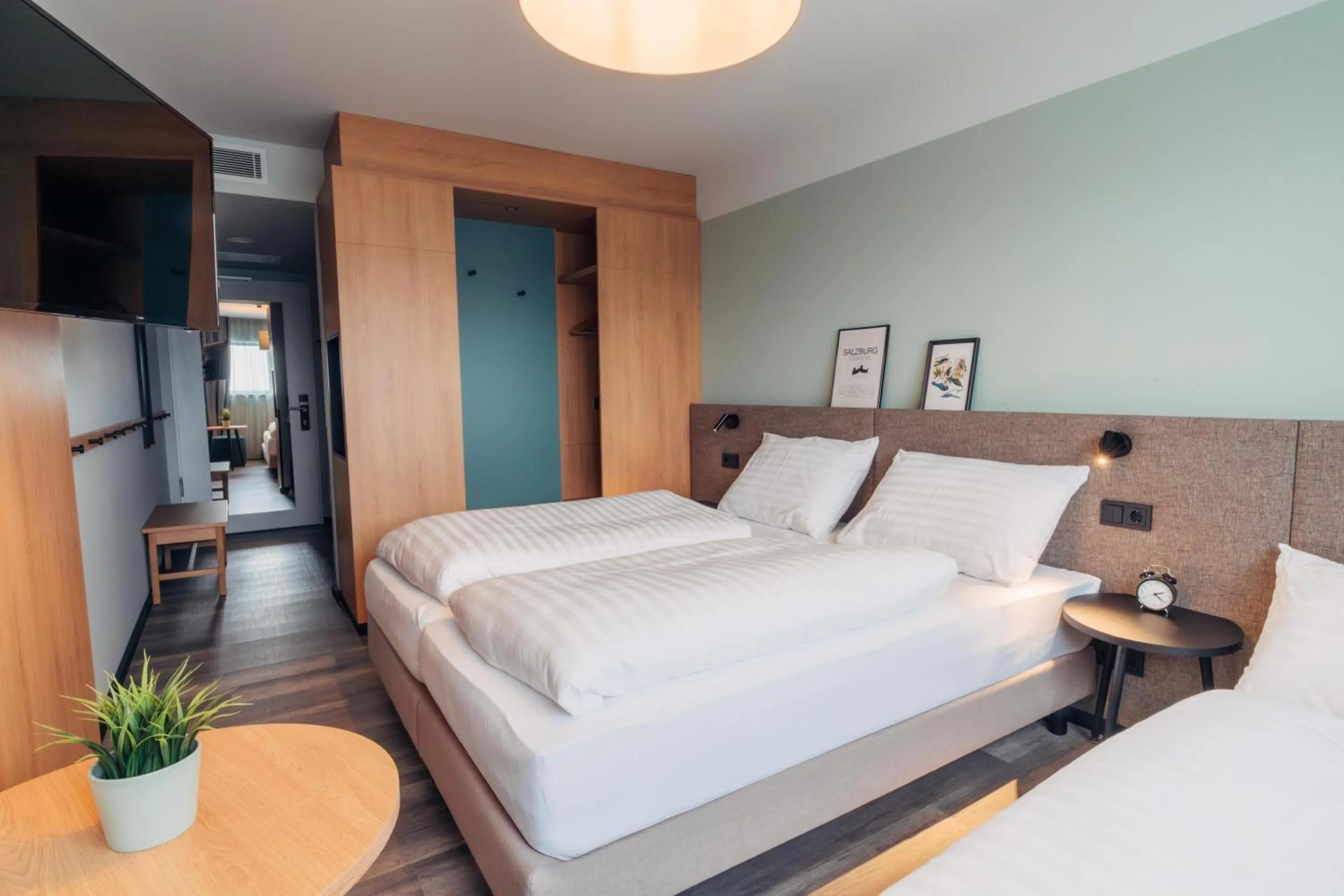 Photo of the whole room, Bed in harry's home Salzburg