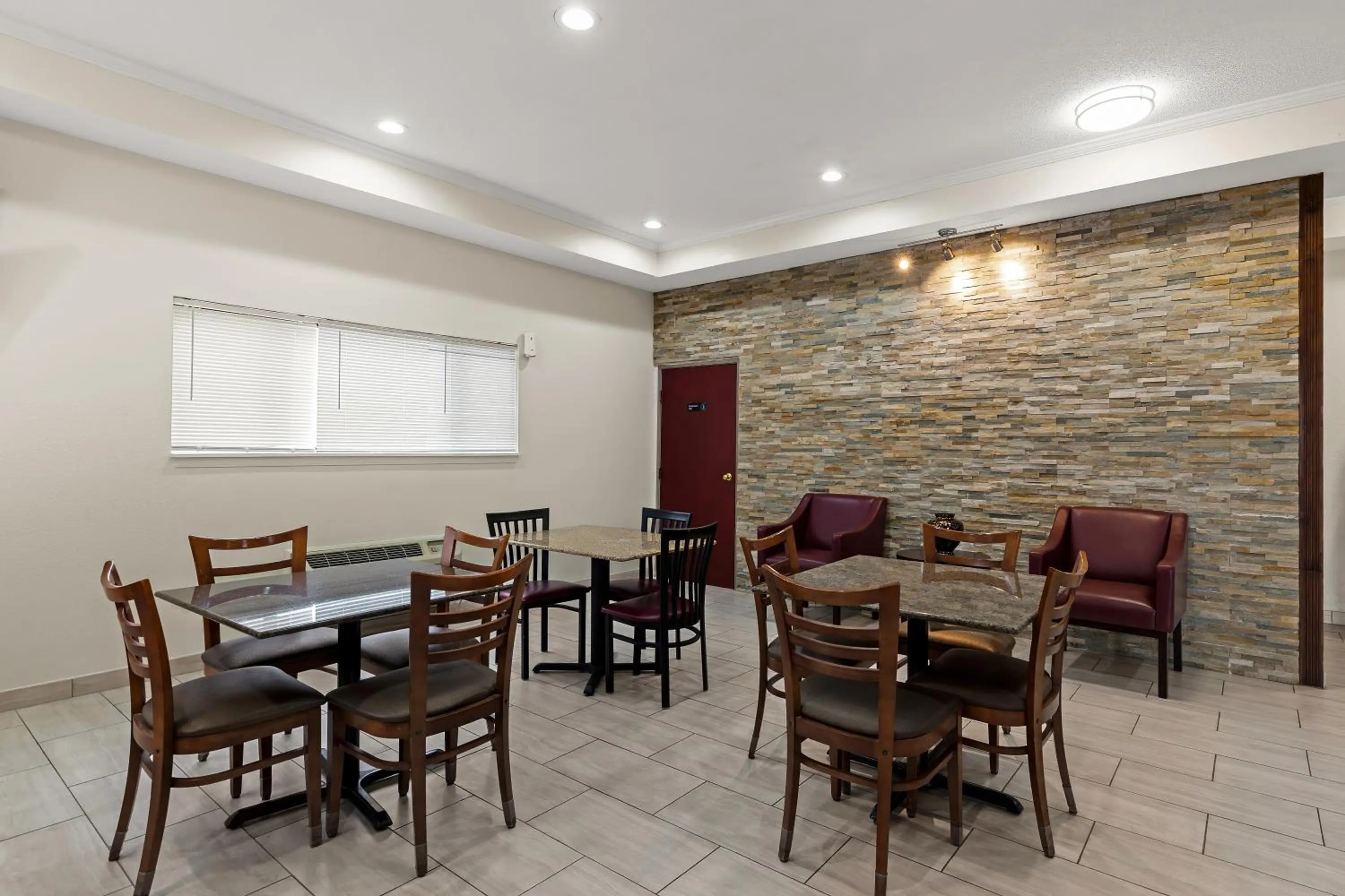 Seating area in Red Lion Inn & Suites Caseyville