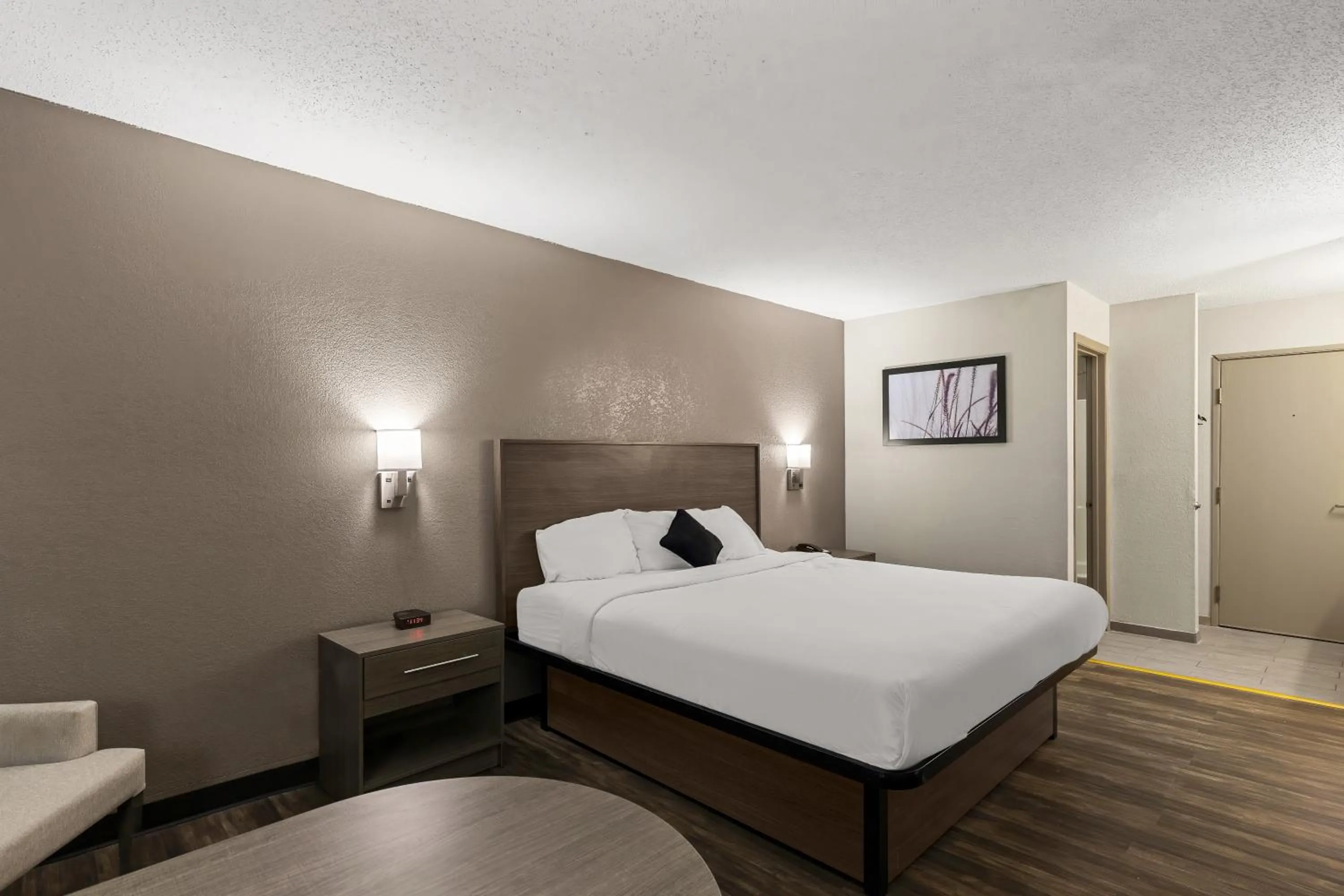Bed in Red Lion Inn & Suites Caseyville
