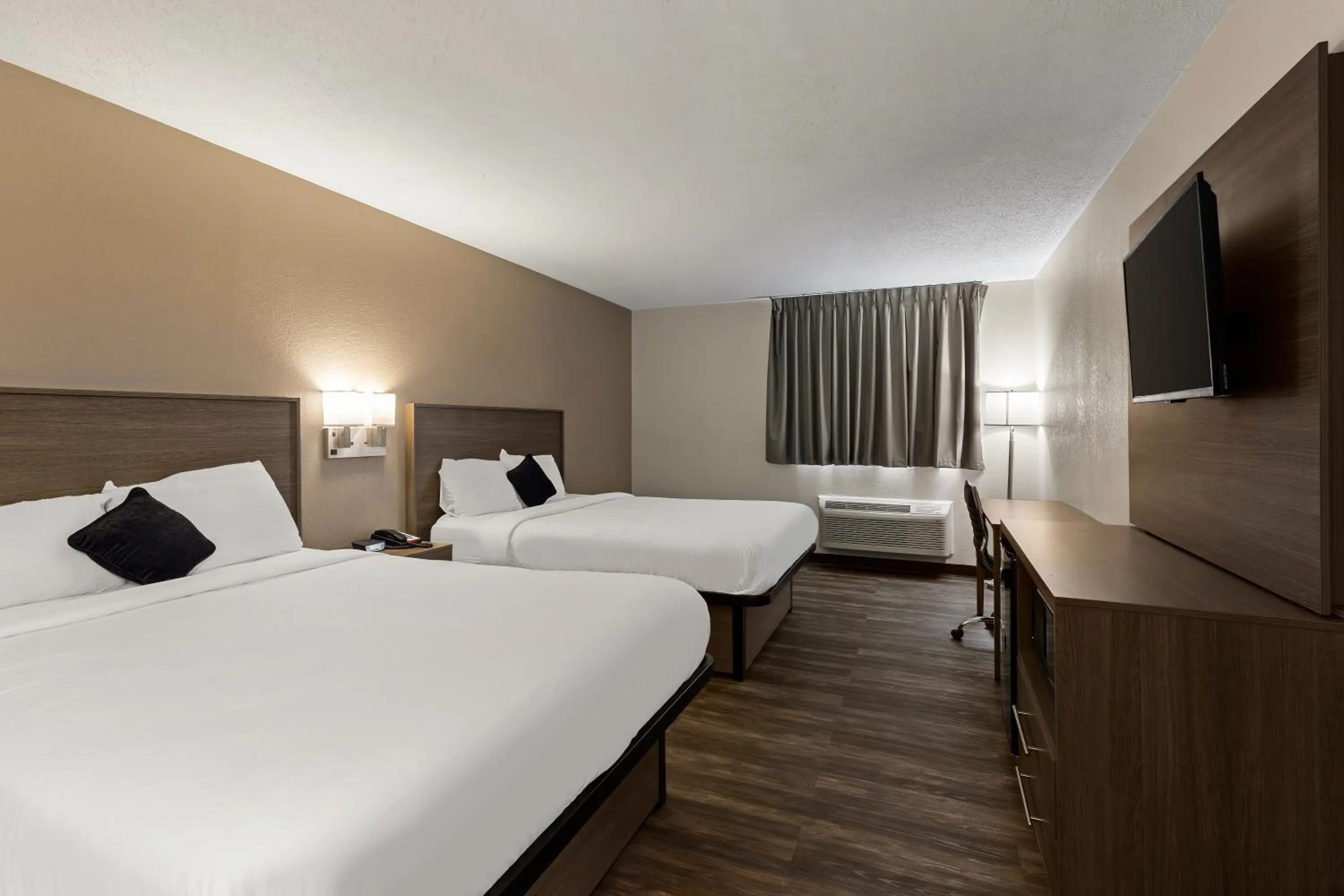 Bed in Red Lion Inn & Suites Caseyville