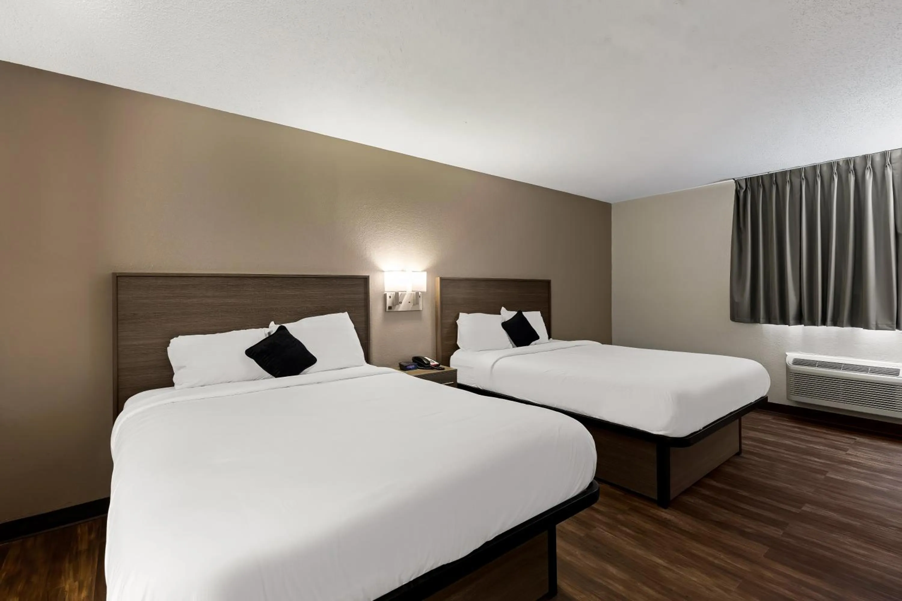 Bed in Red Lion Inn & Suites Caseyville