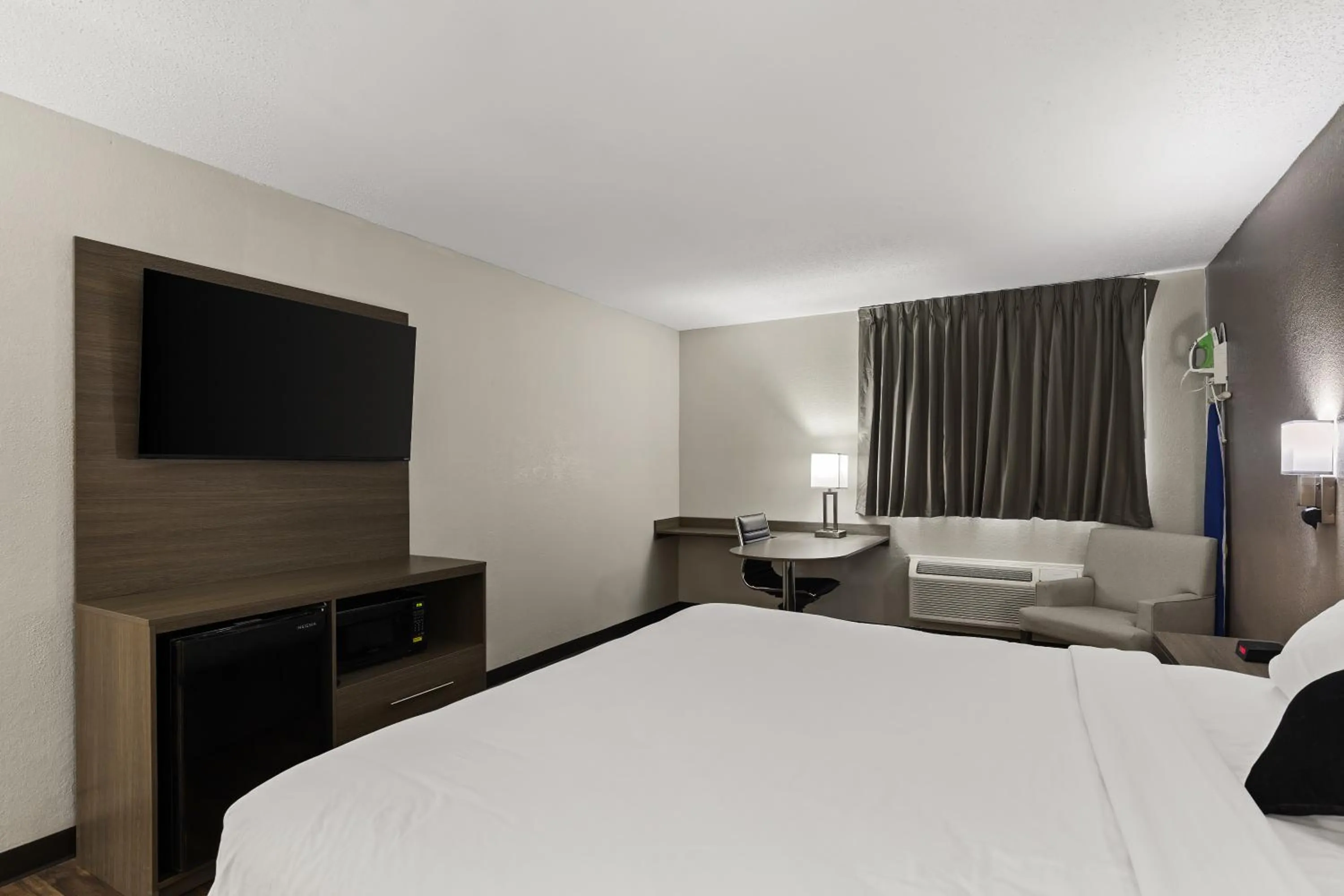 Bed in Red Lion Inn & Suites Caseyville