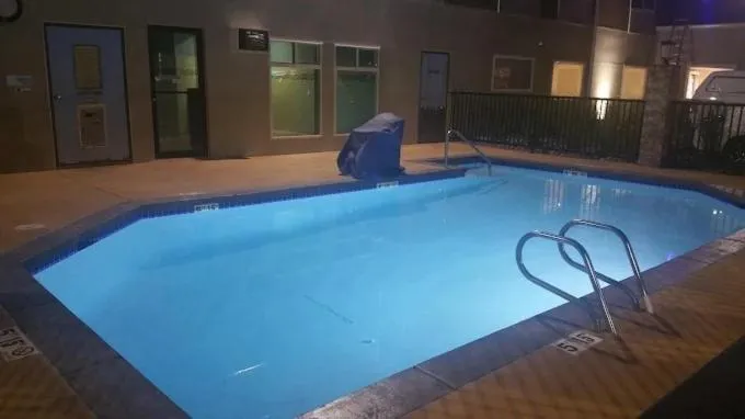 Swimming pool in Holiday Inn Express Newberg - Wine Country by IHG