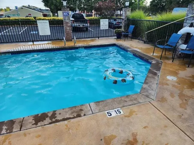 Swimming pool in Holiday Inn Express Newberg - Wine Country by IHG