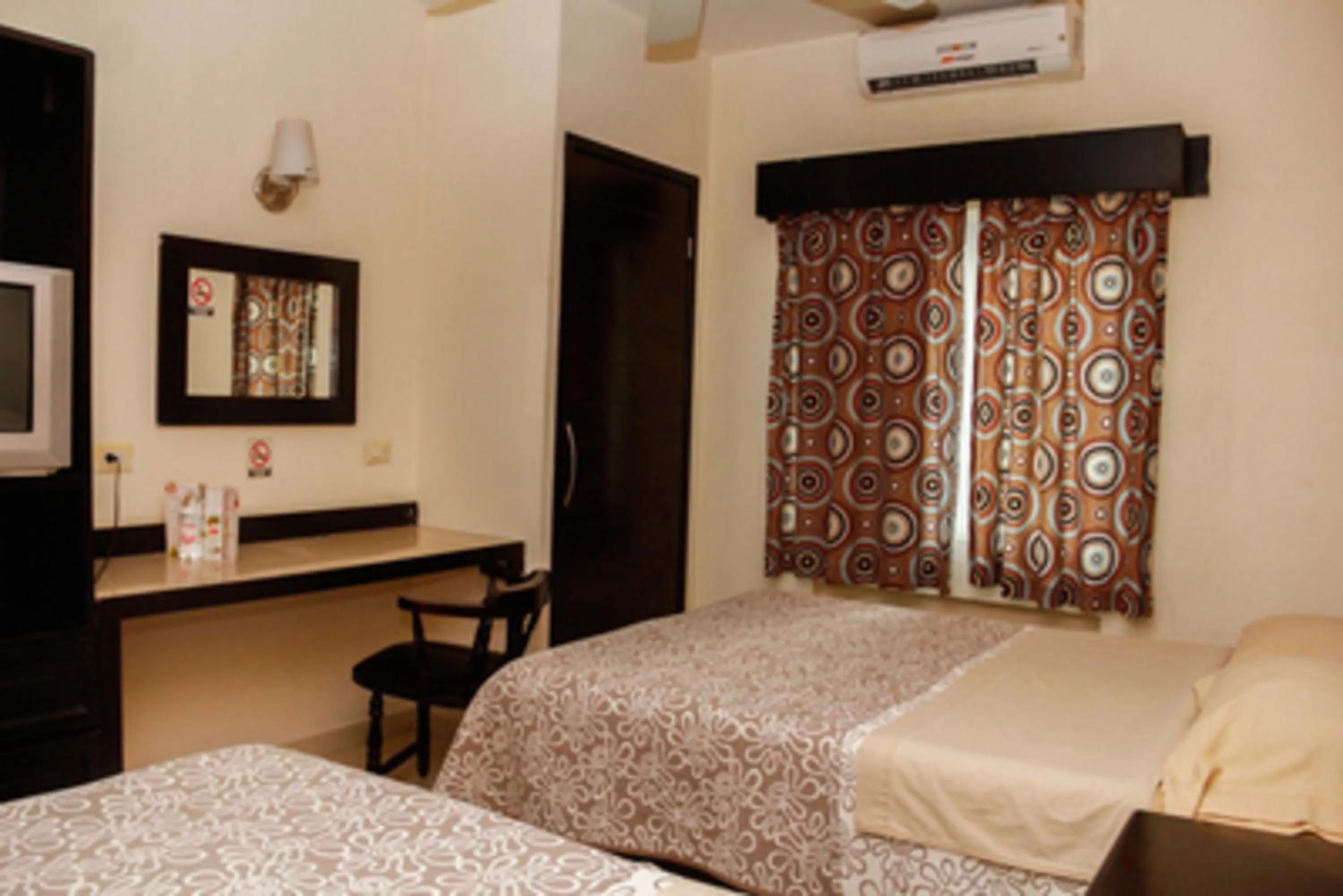 Photo of the whole room, Bed in Maxihotel Business Class Culiacan