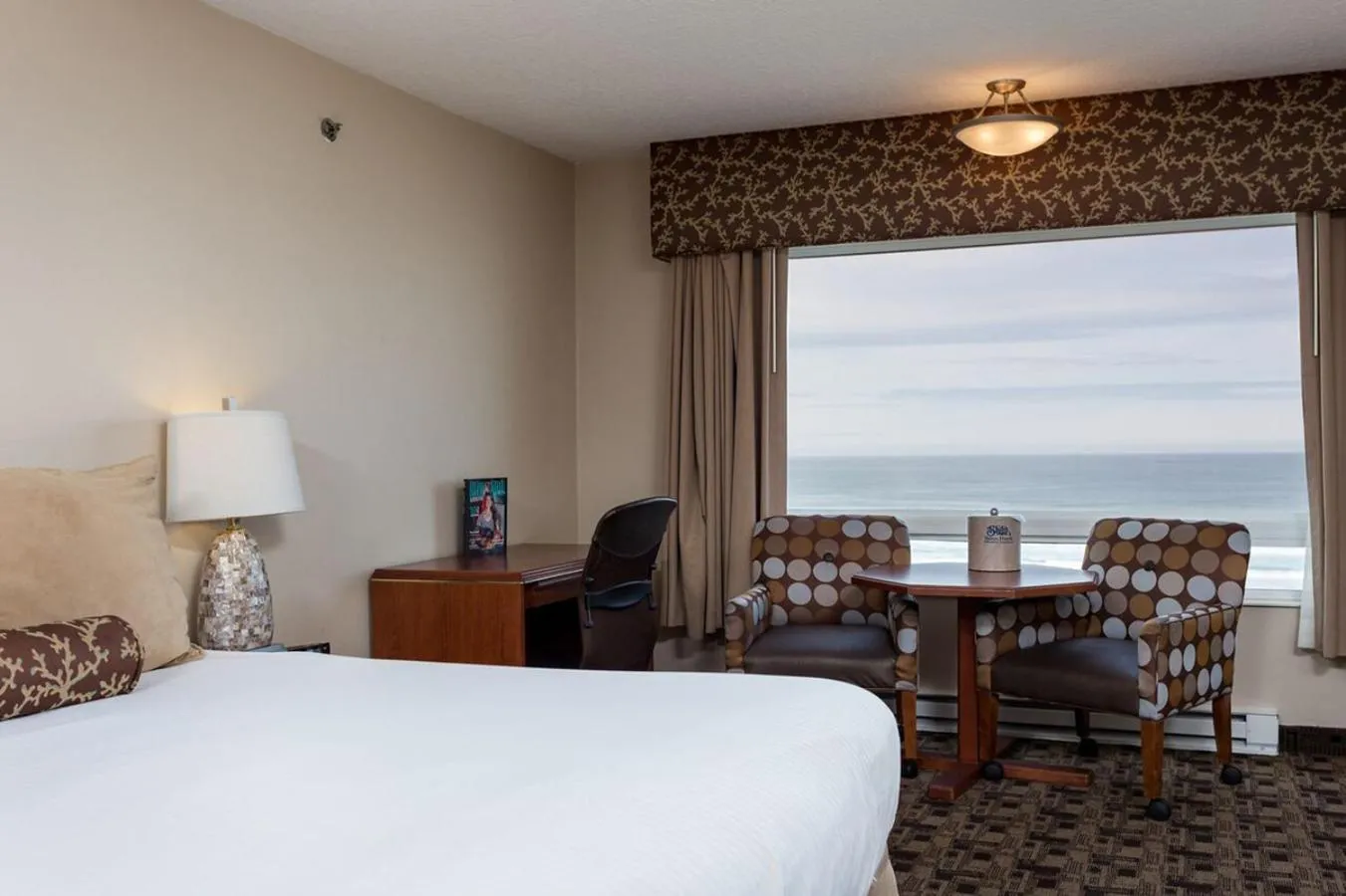 Seating area, Bed in Shilo Inn Suites Newport