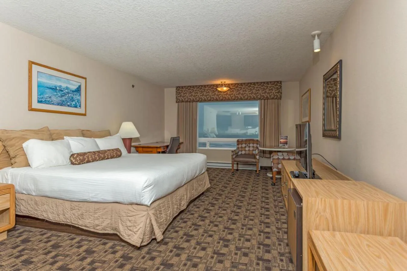 TV and multimedia, Bed in Shilo Inn Suites Newport