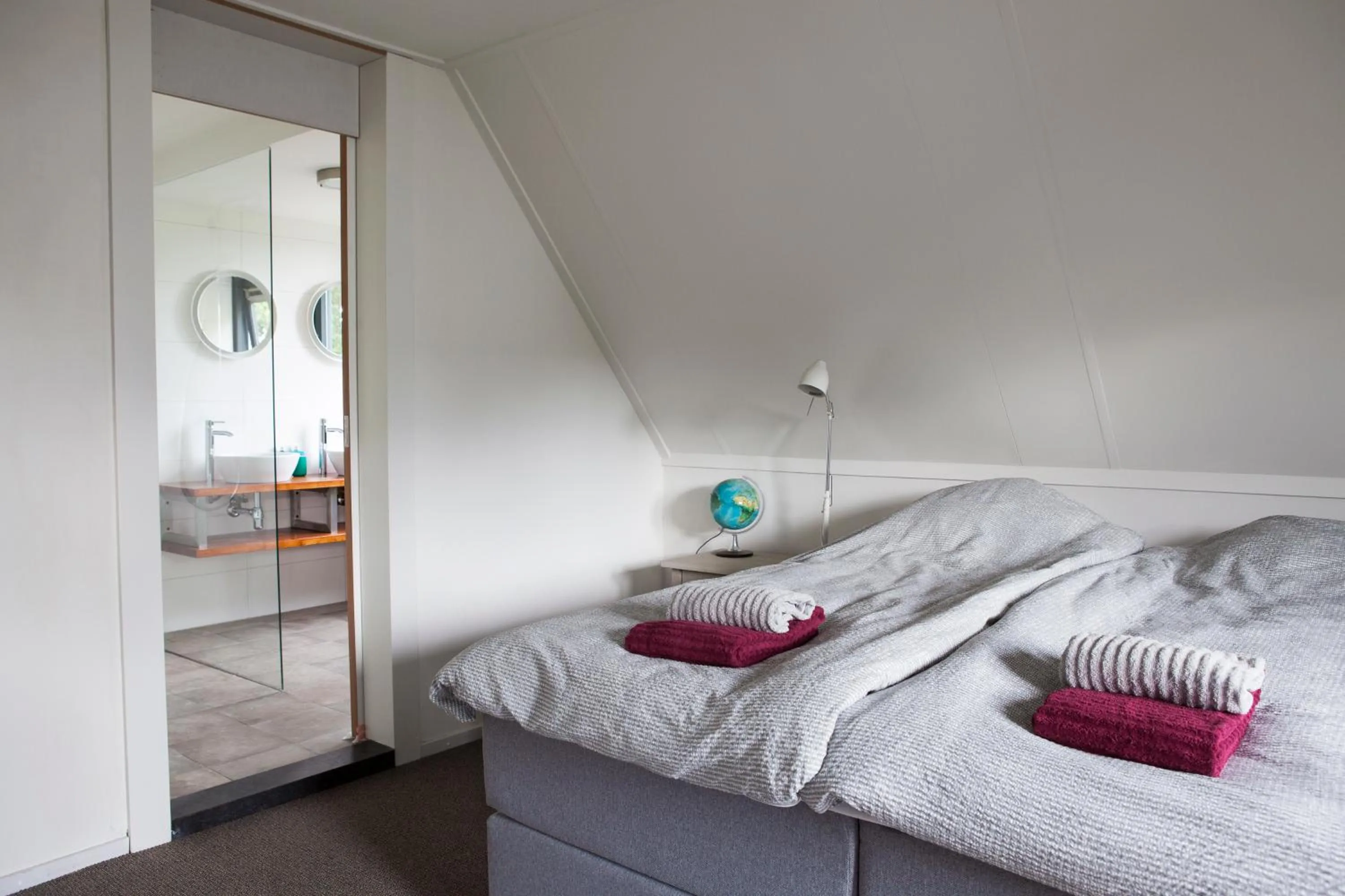 Photo of the whole room, Bed in De Heidestroper