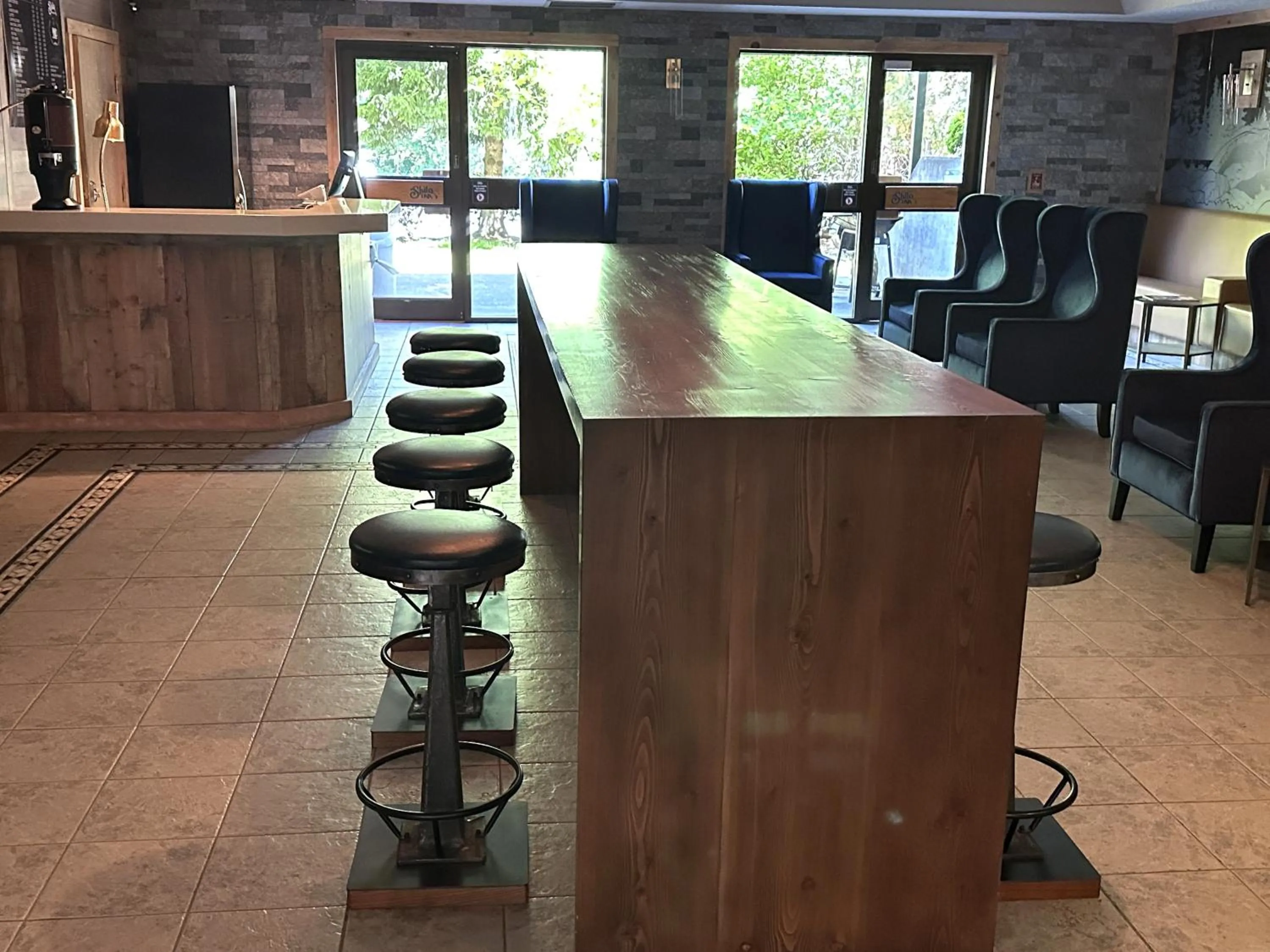 Communal lounge/ TV room in Sojourn Suites Portland Airport