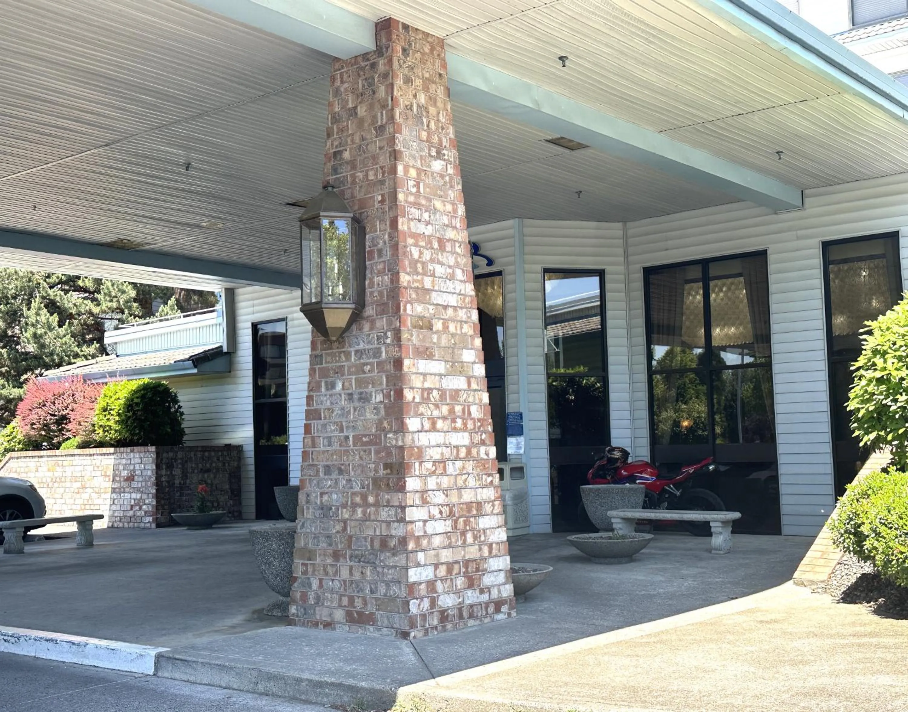 Facade/entrance in Sojourn Suites Portland Airport