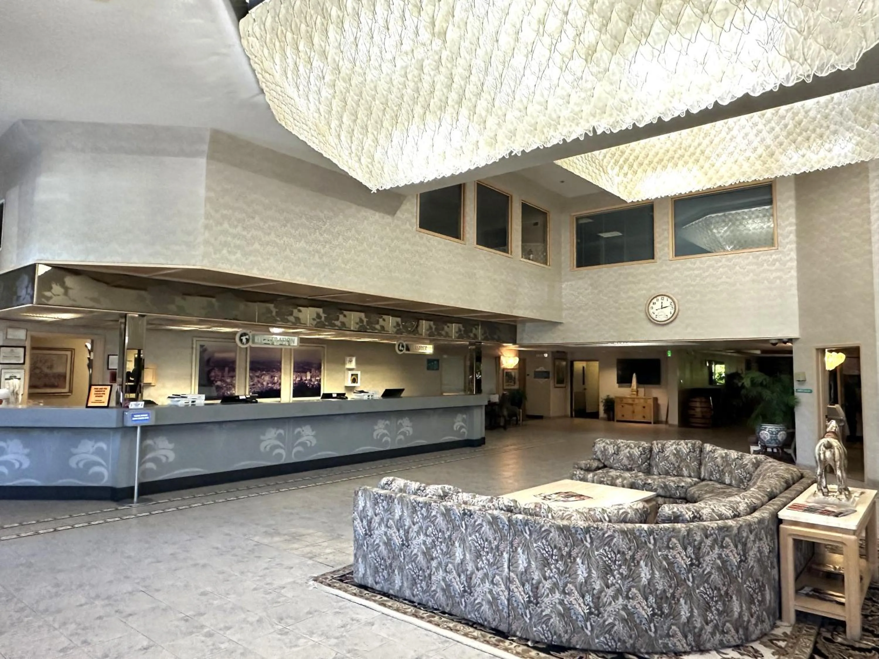 Lobby or reception in Sojourn Suites Portland Airport
