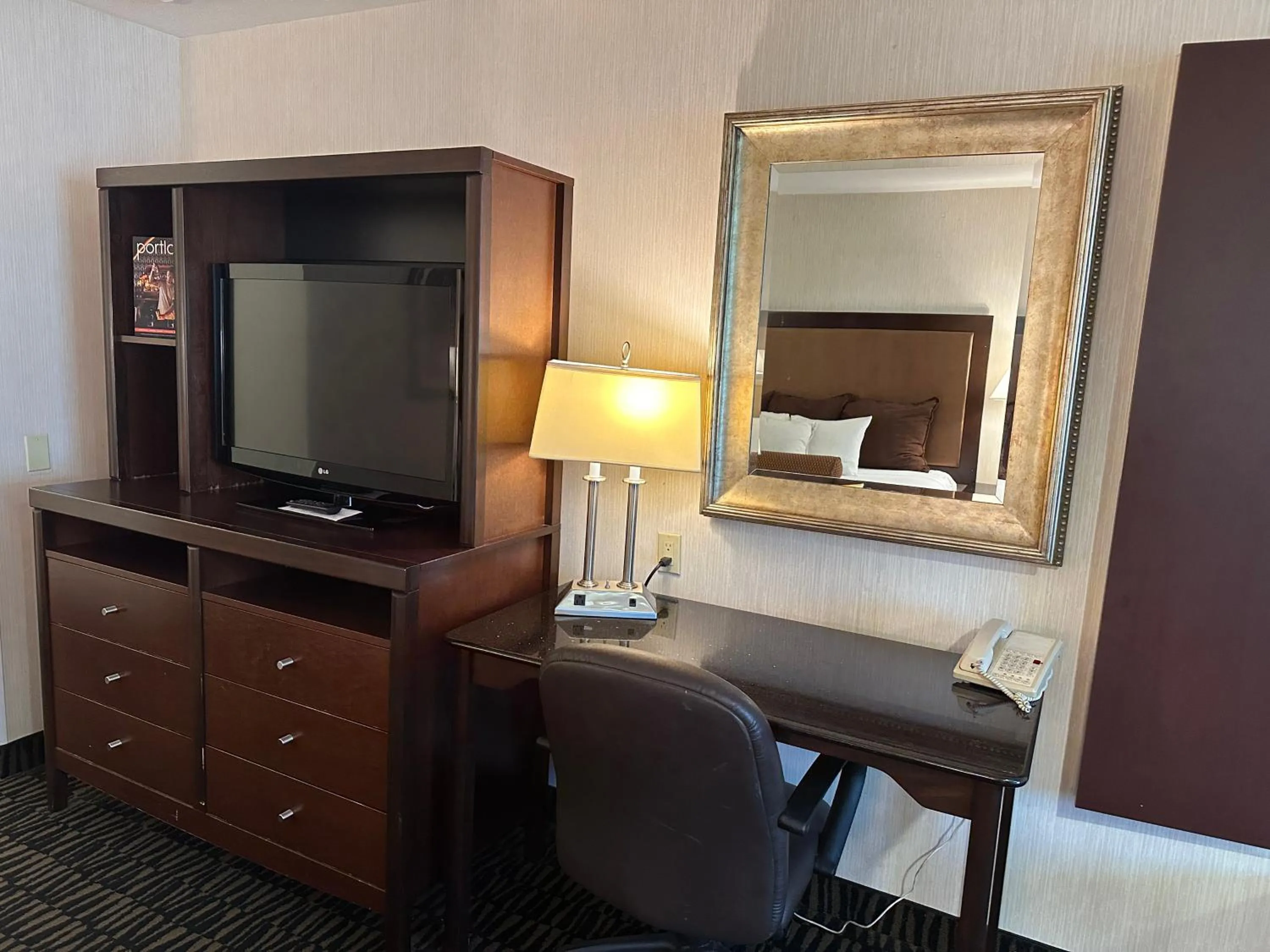 TV and multimedia in Sojourn Suites Portland Airport