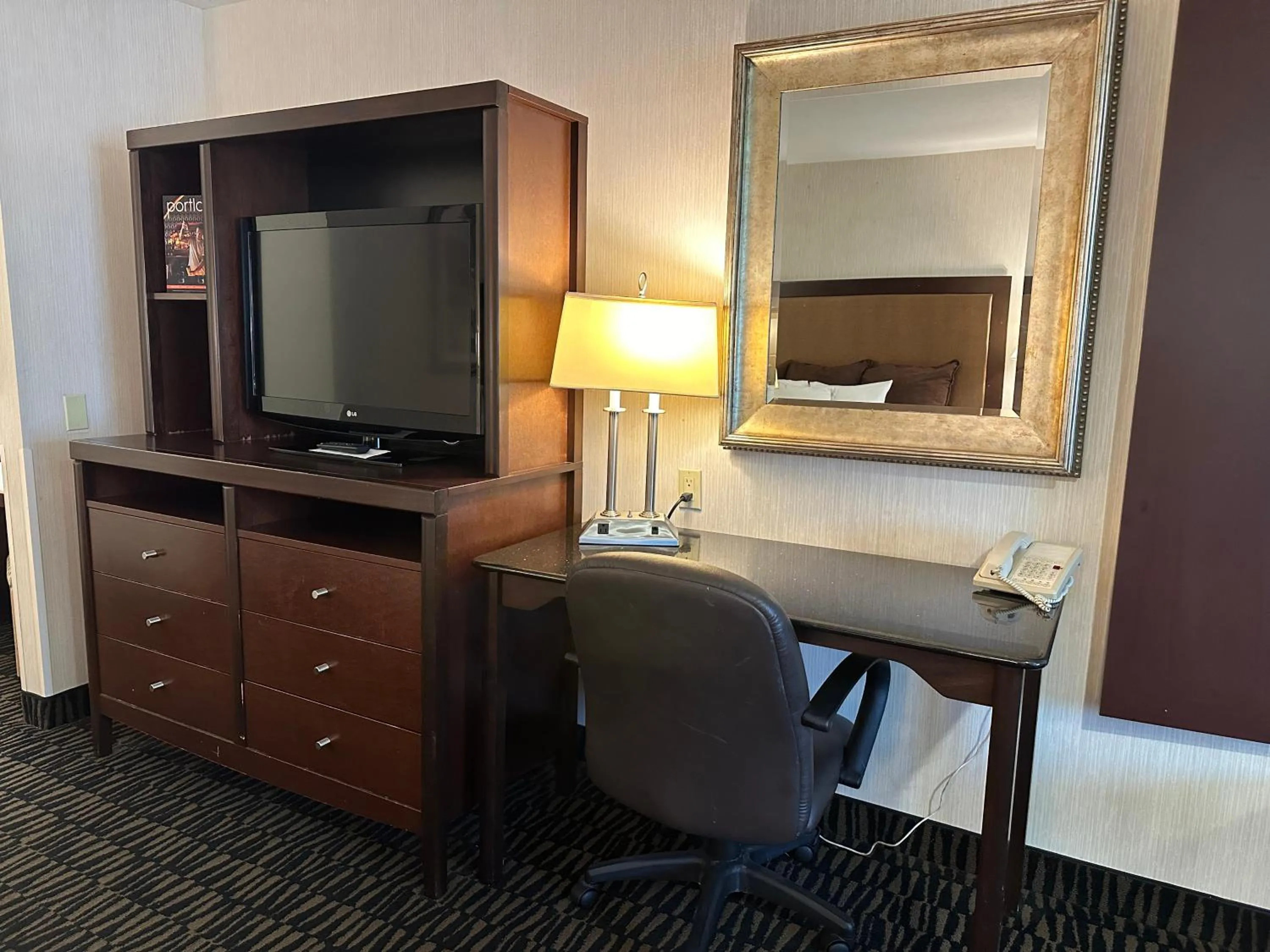 TV and multimedia in Sojourn Suites Portland Airport