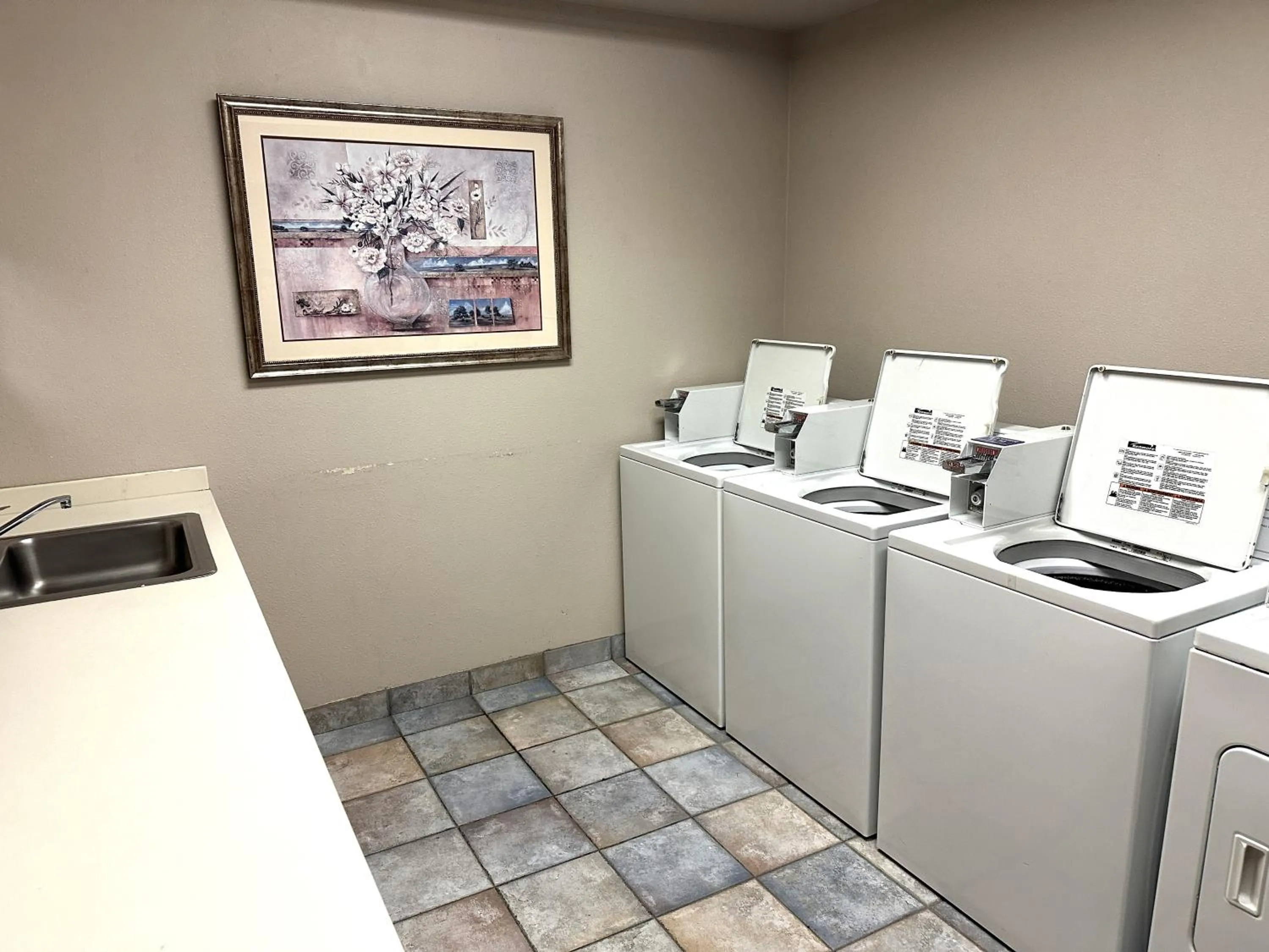 washing machine in Sojourn Suites Portland Airport