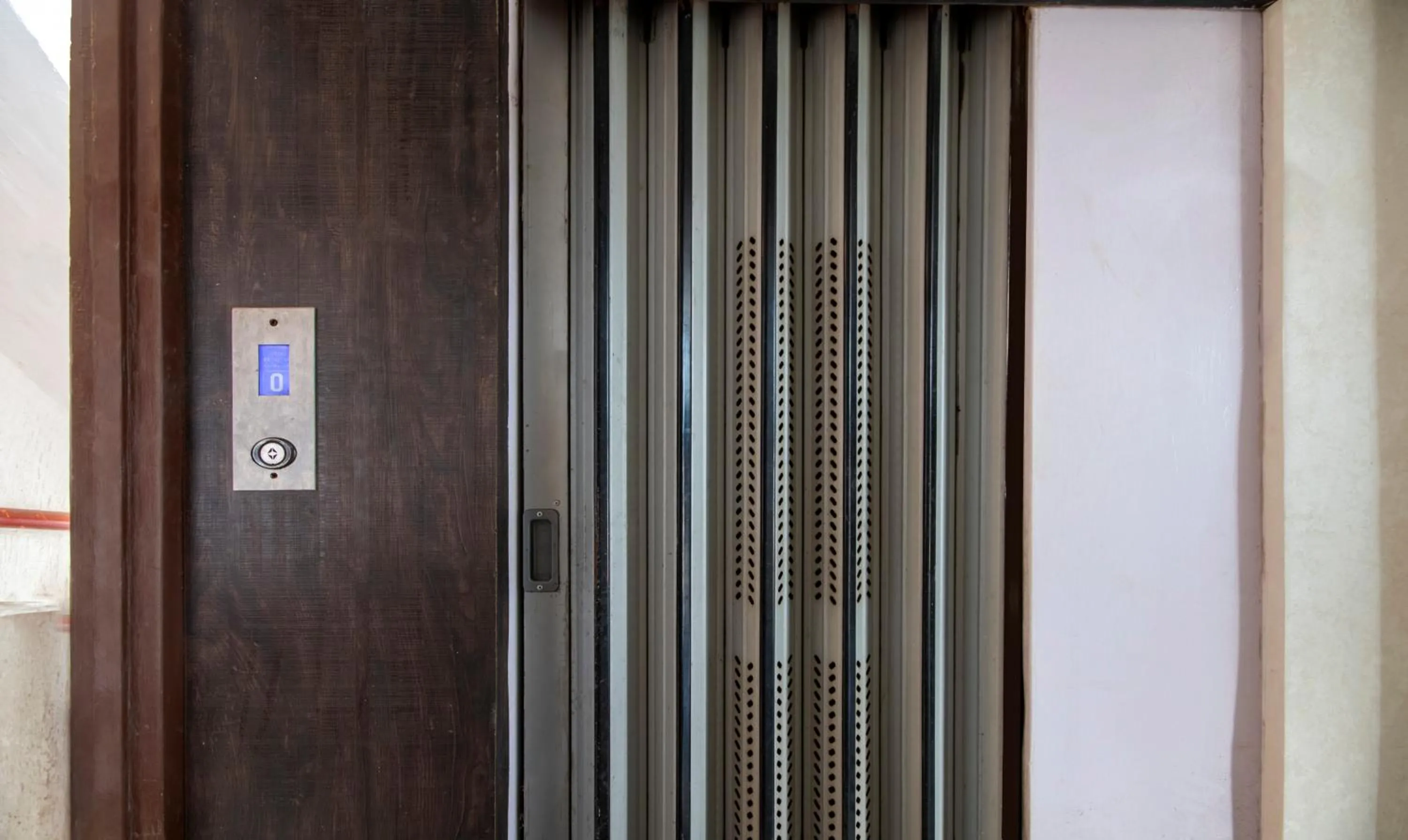 elevator in Itsy Hotels Shree Krishna Palace