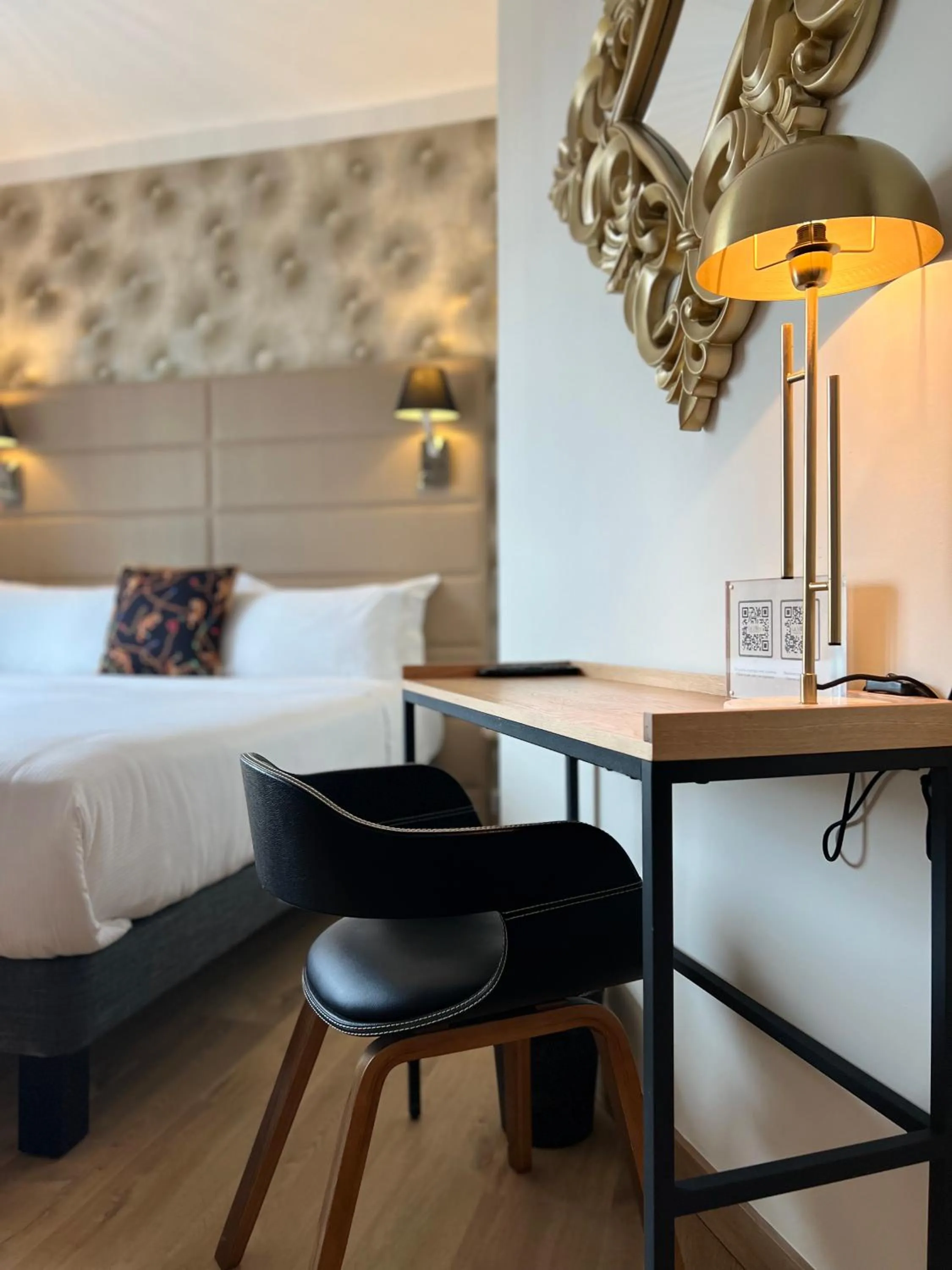 Seating area, Bed in Hôtel La Villa Cannes