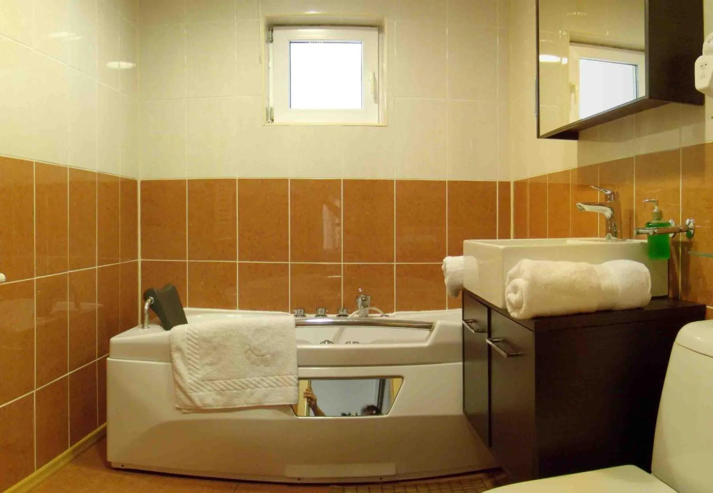 Bathroom, Bed in Summerland Mamaia