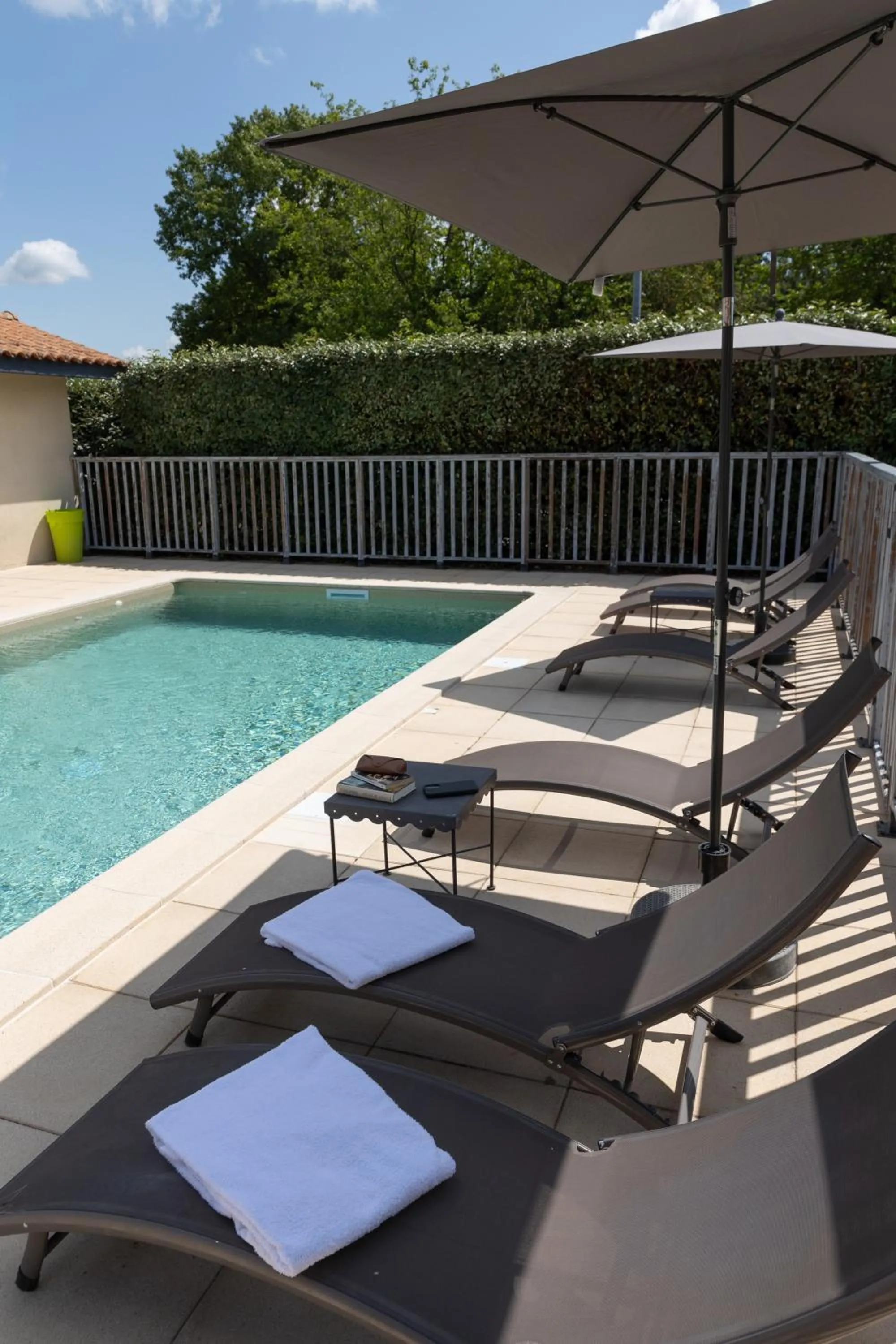 Swimming pool in Kyriad Prestige - Bordeaux Aeroport
