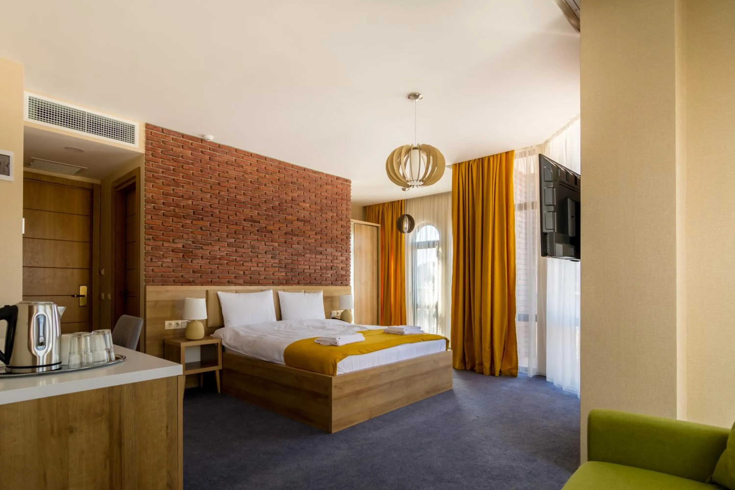 Photo of the whole room, Bed in Hotel London