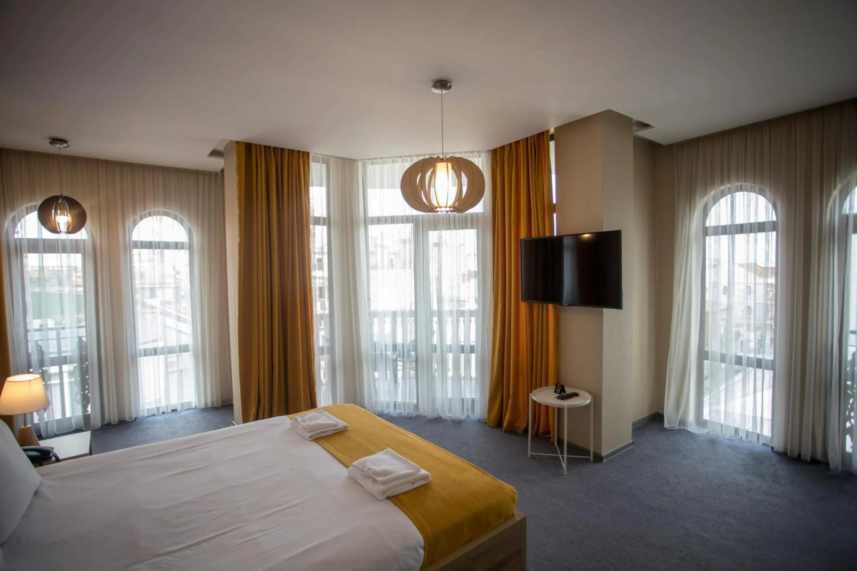 Photo of the whole room, Bed in Hotel London